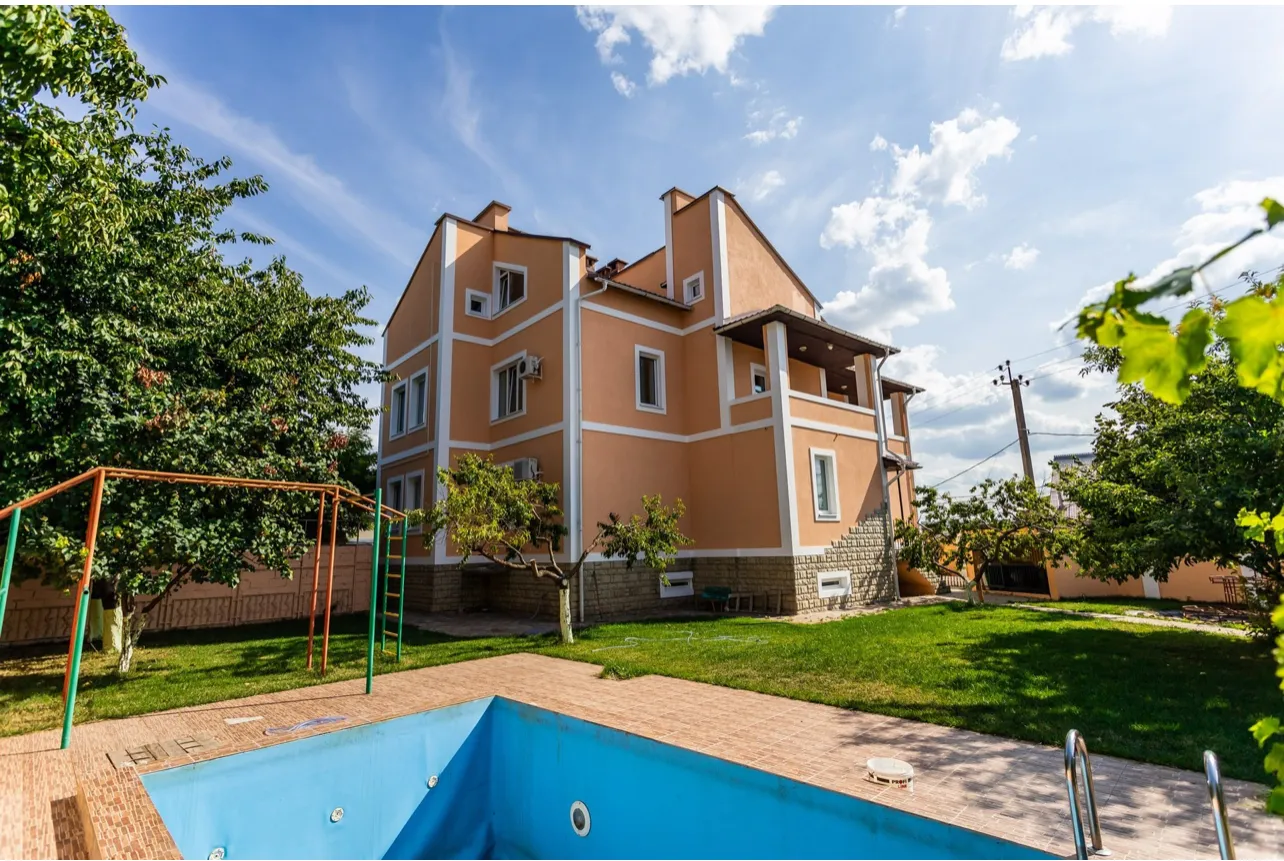 3-этажный дом, 650 м² — Изображение 1