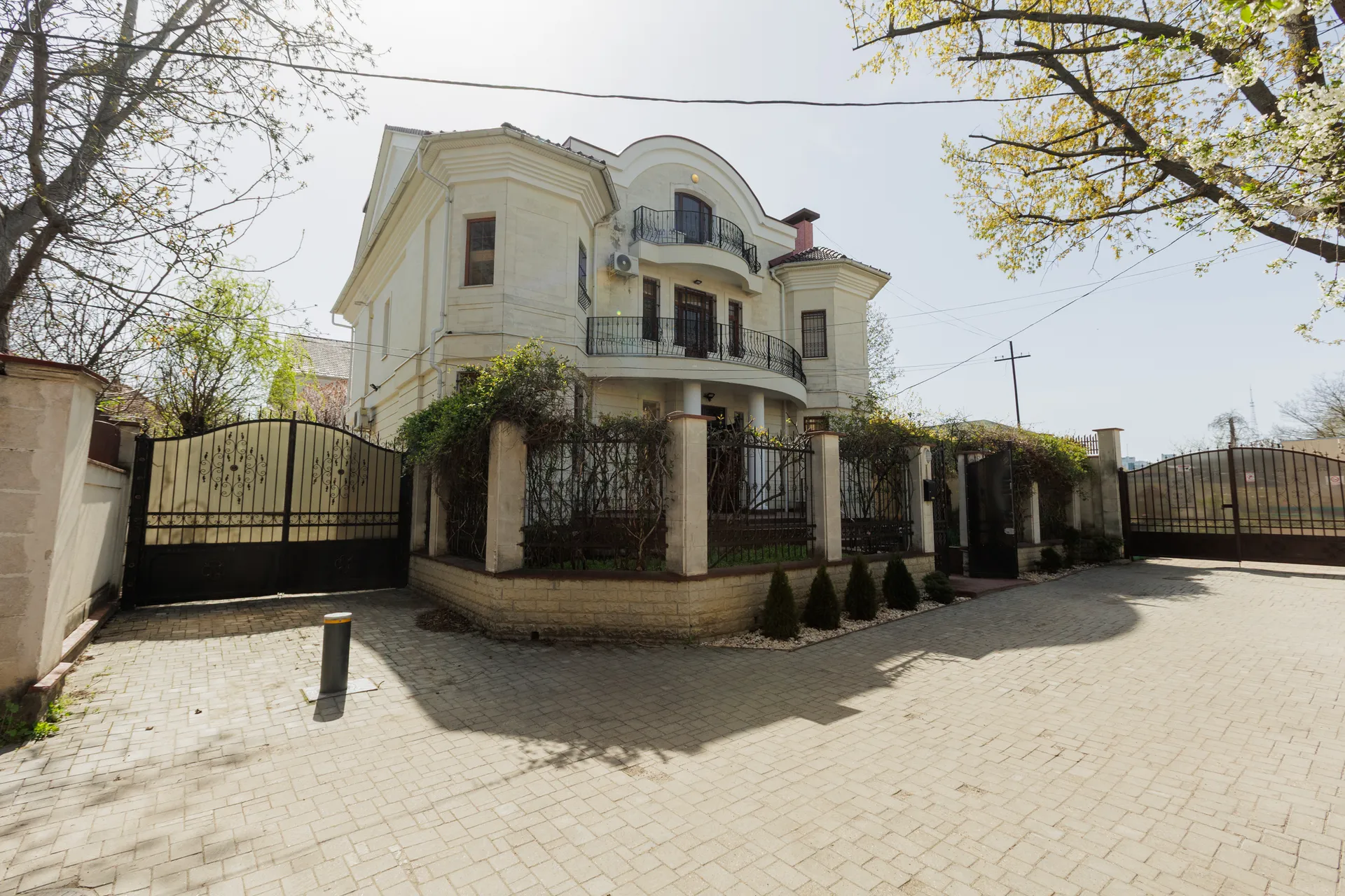 3-этажный дом, 550 м² — Изображение 1
