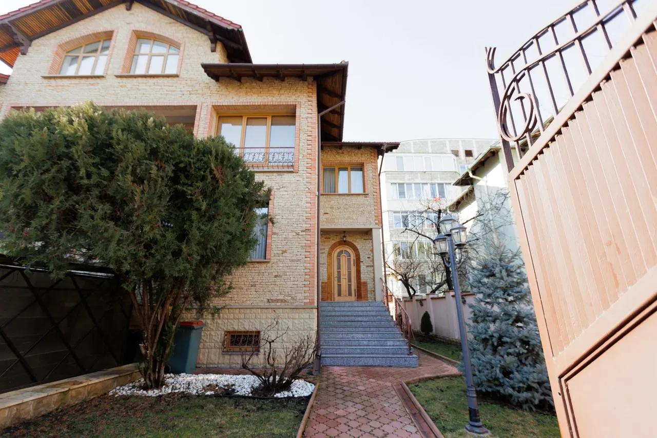 3-этажный дом, 300 м² — Изображение 1