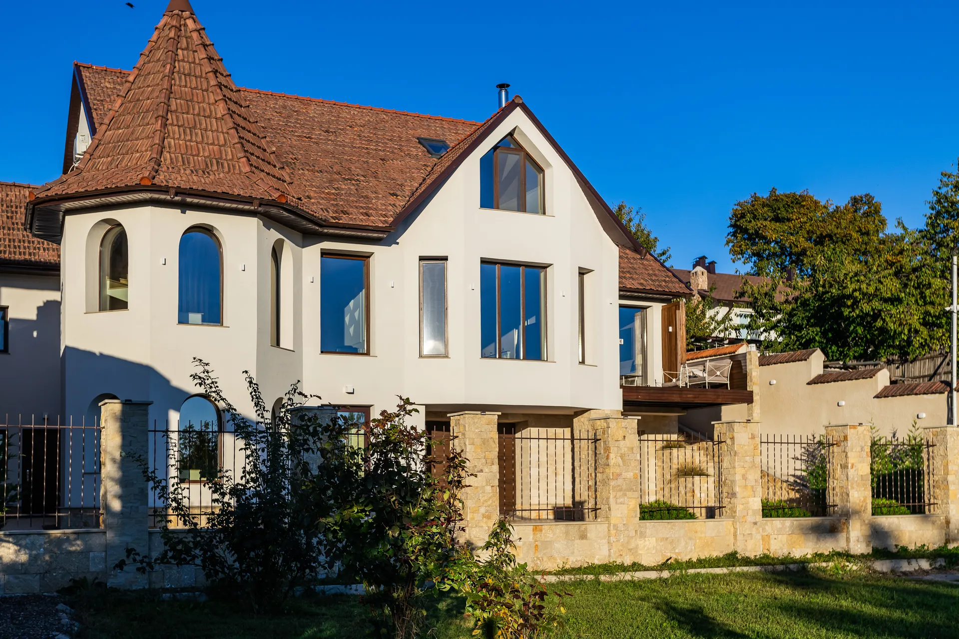3-floor house, 500 m² — Image 1