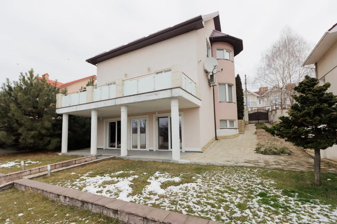 3-этажный дом, 220 м² — Изображение 1