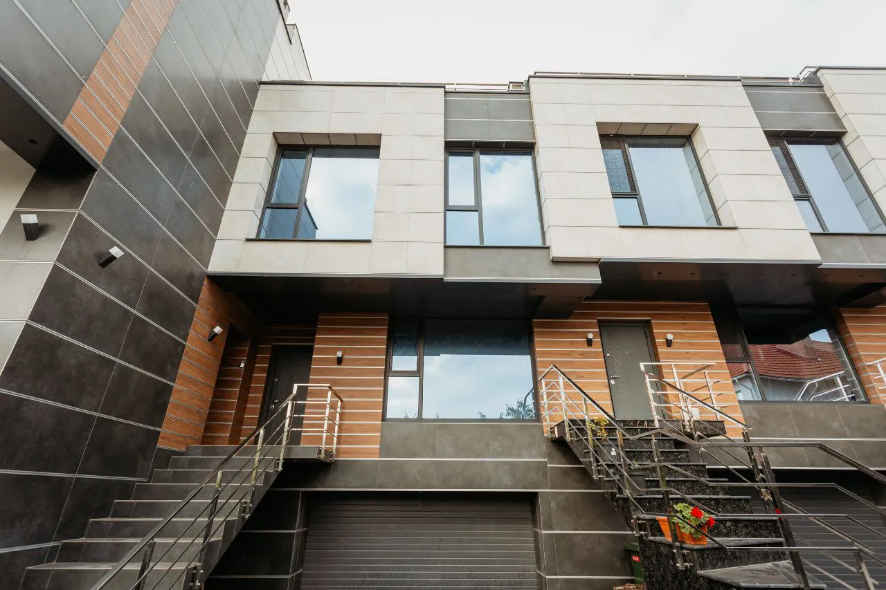 3-floor house, 283 m² — Image 1