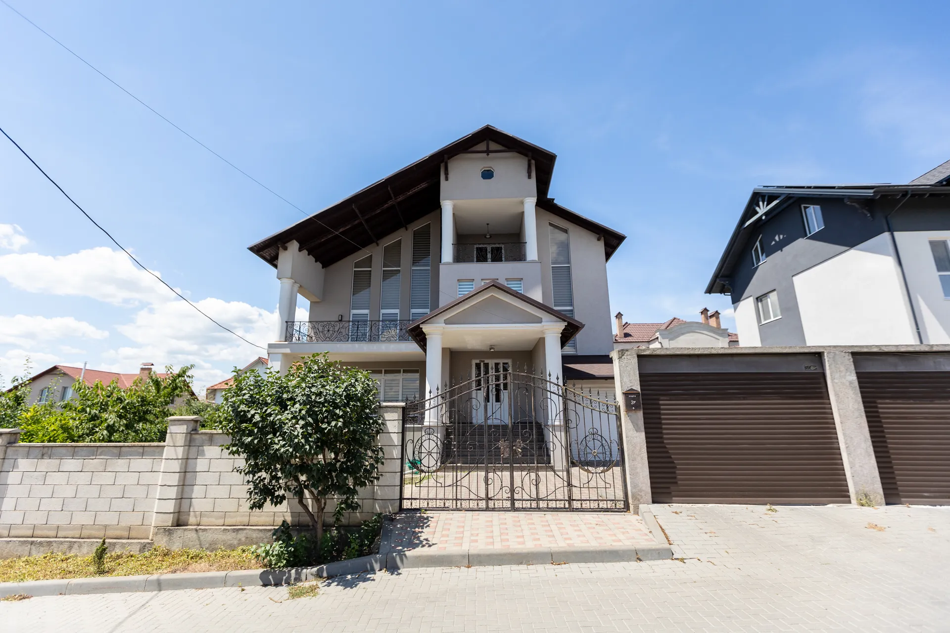 3-floor house, 450 m² — Image 1