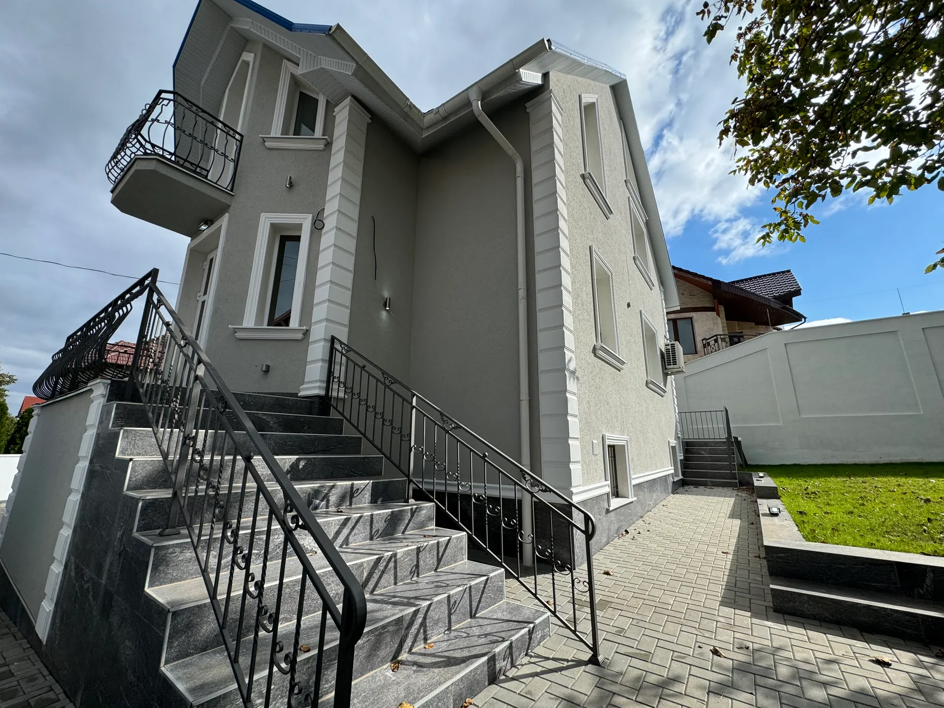 3-этажный дом, 250 м² — Изображение 1