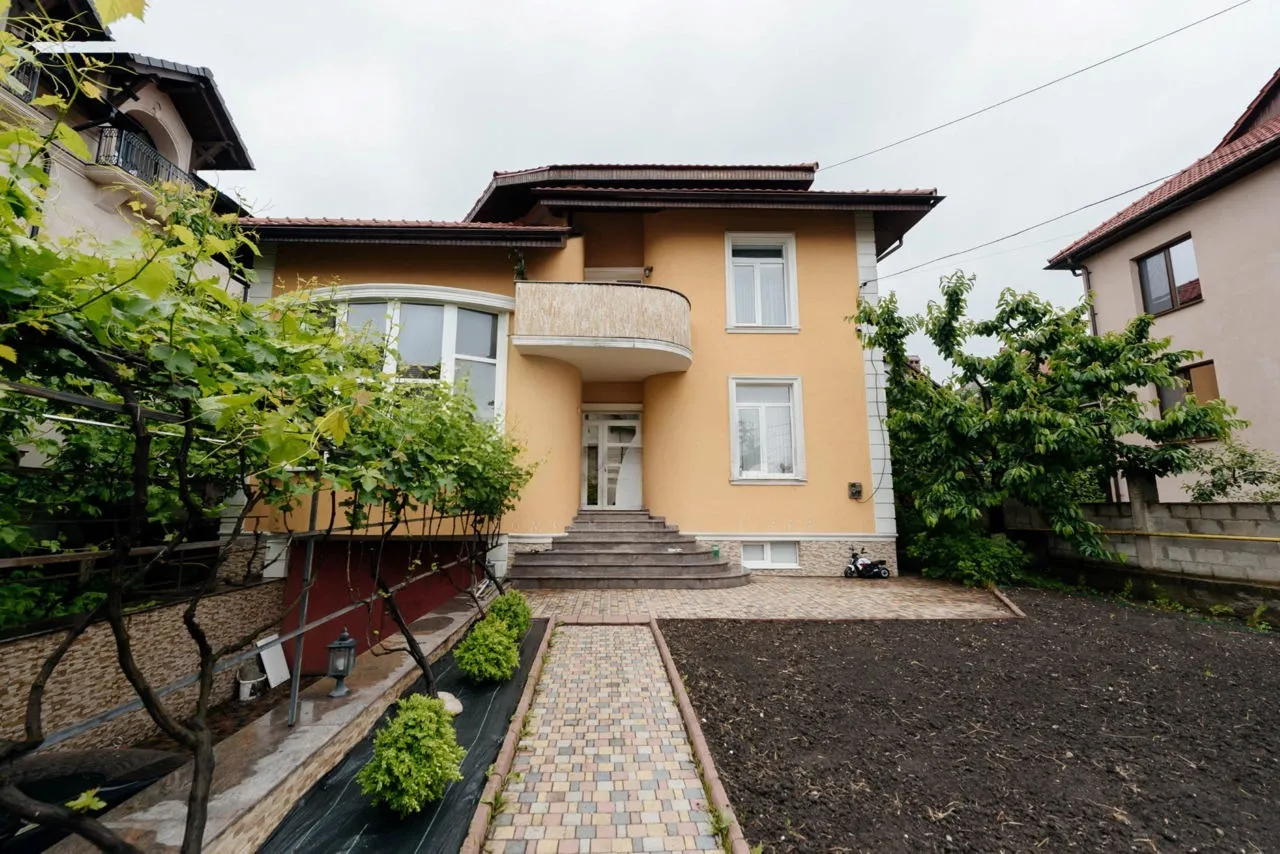 3-этажный дом, 300 м² — Изображение 1