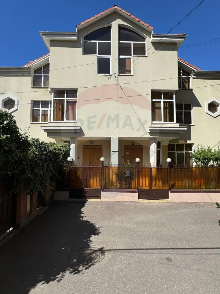 3-floor house, 336 m² — Image 1