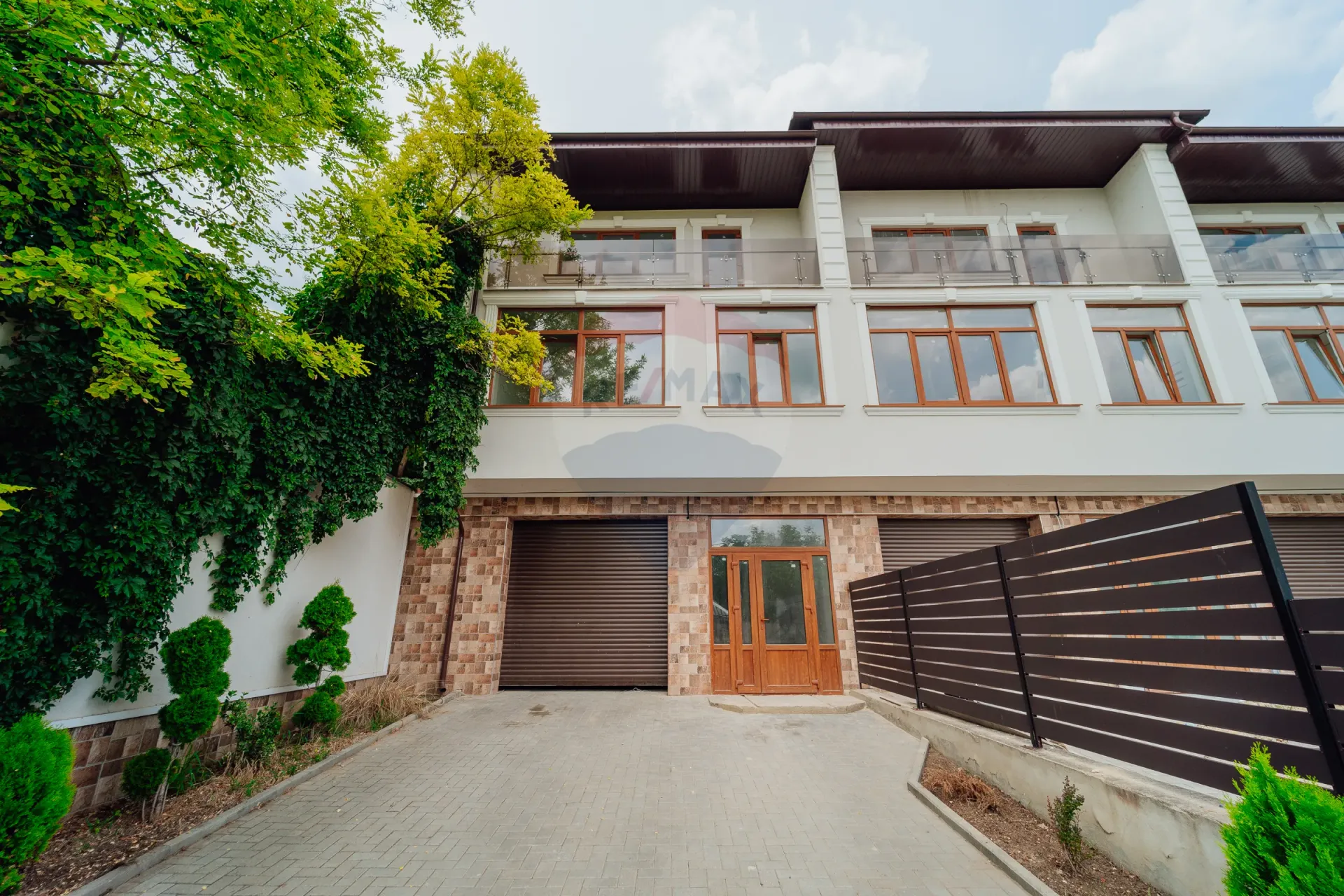 3-floor house, 200 m² — Image 1