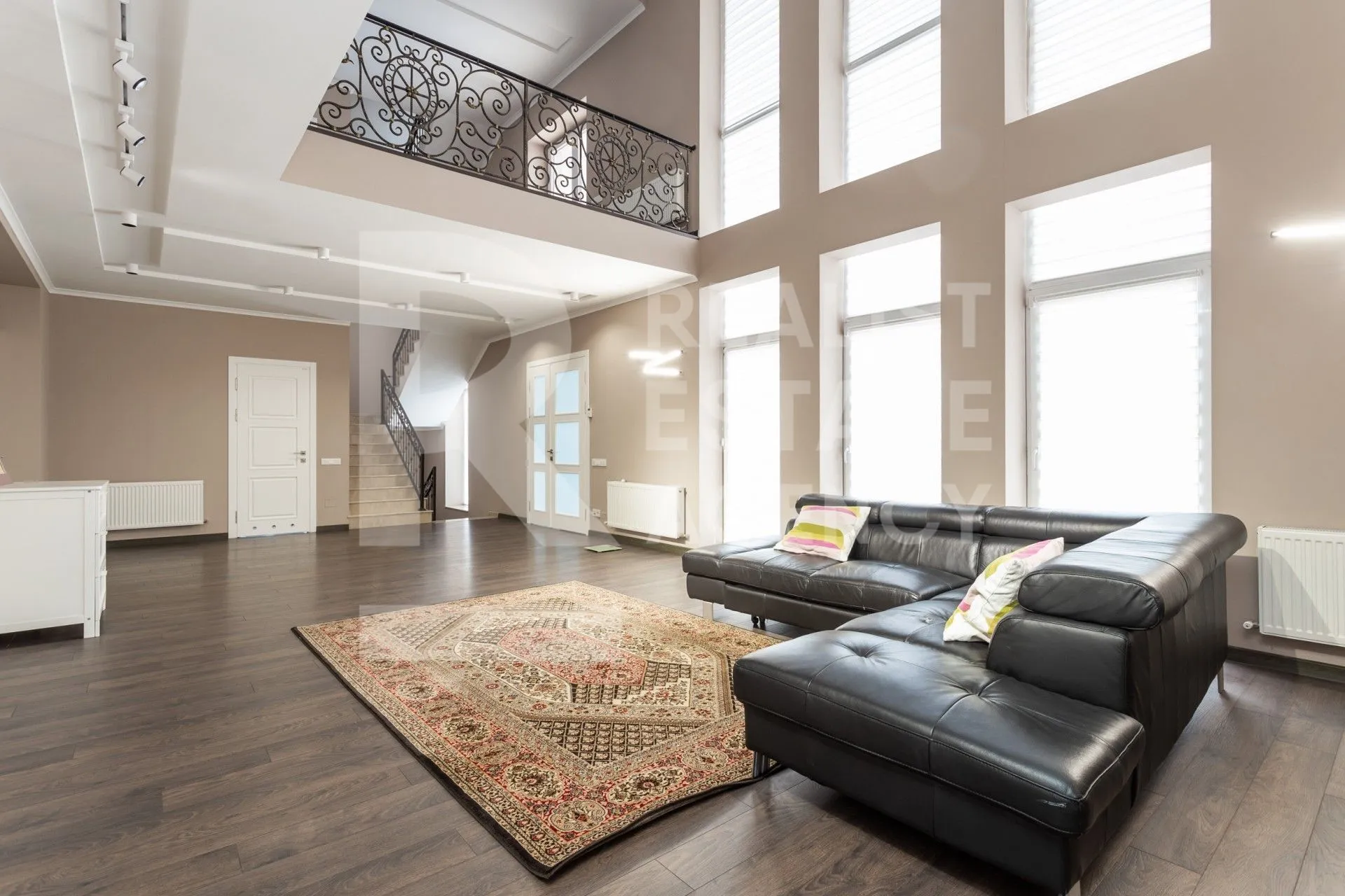 3-etaje casă, 500 m² — Imagine 1