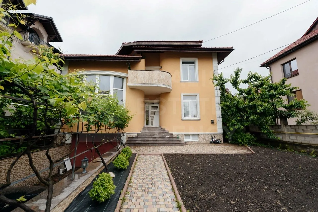 3-этажный дом, 4 комнаты, 300 м² — Изображение 1