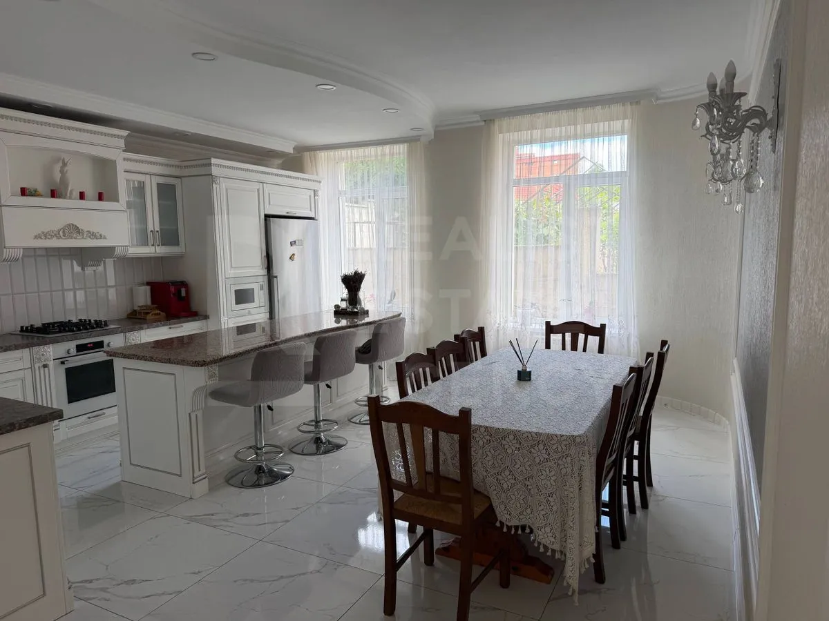 3-этажный дом, 4 комнаты, 300 м² — Изображение 2