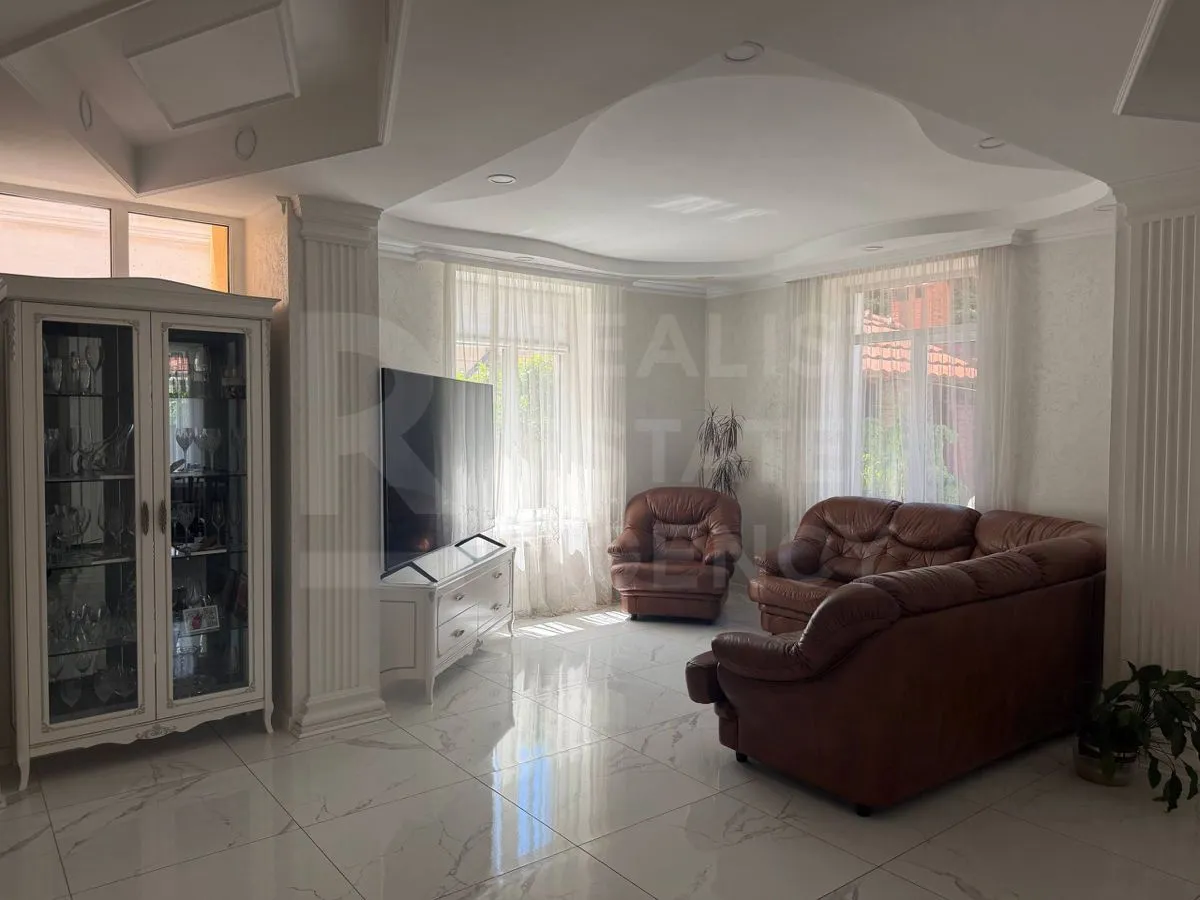 3-этажный дом, 4 комнаты, 300 м² — Изображение 3