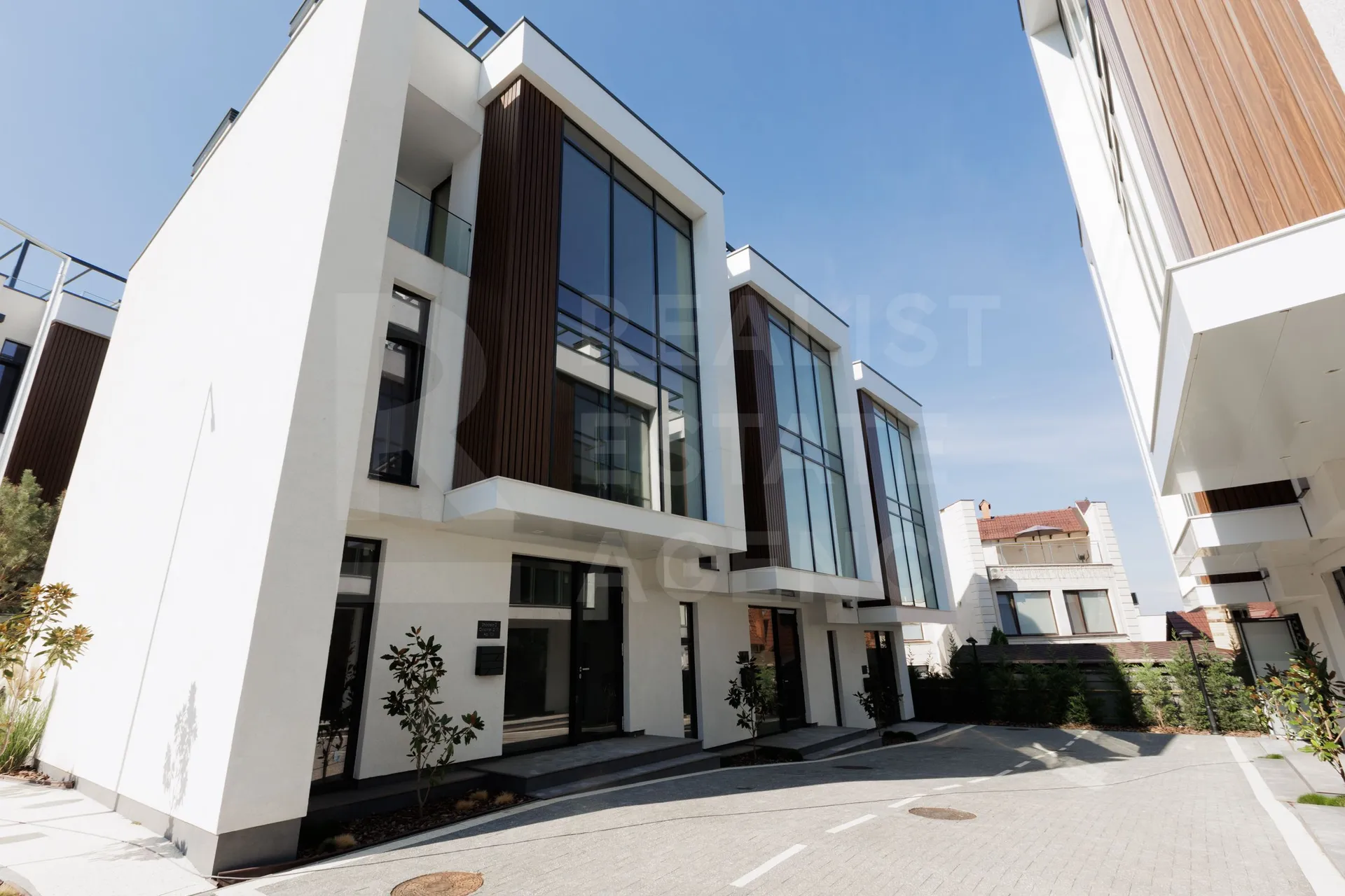 4-этажный дом, 4 комнаты, 235 м² — Изображение 1