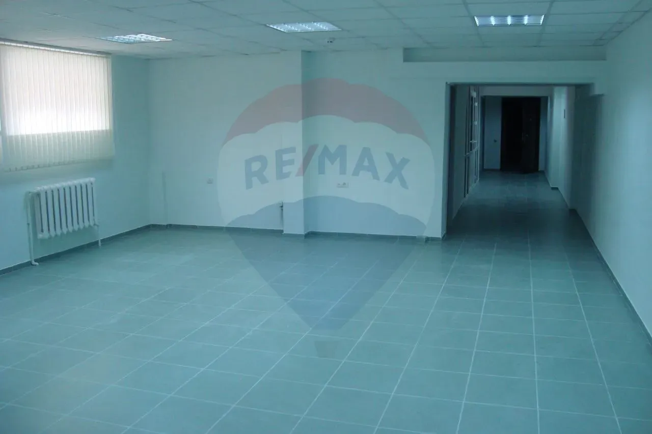 Free-purpose property, 200 m² — Image 3