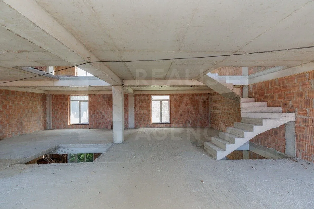 3-этажный дом, 6 комнат, 380 м² — Изображение 4