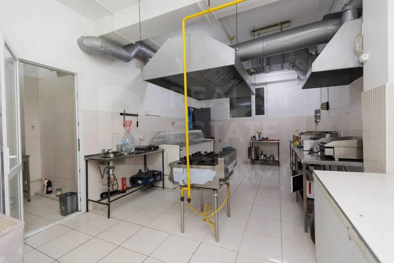 Spațiu comercial, 200 m² — Imagine 2