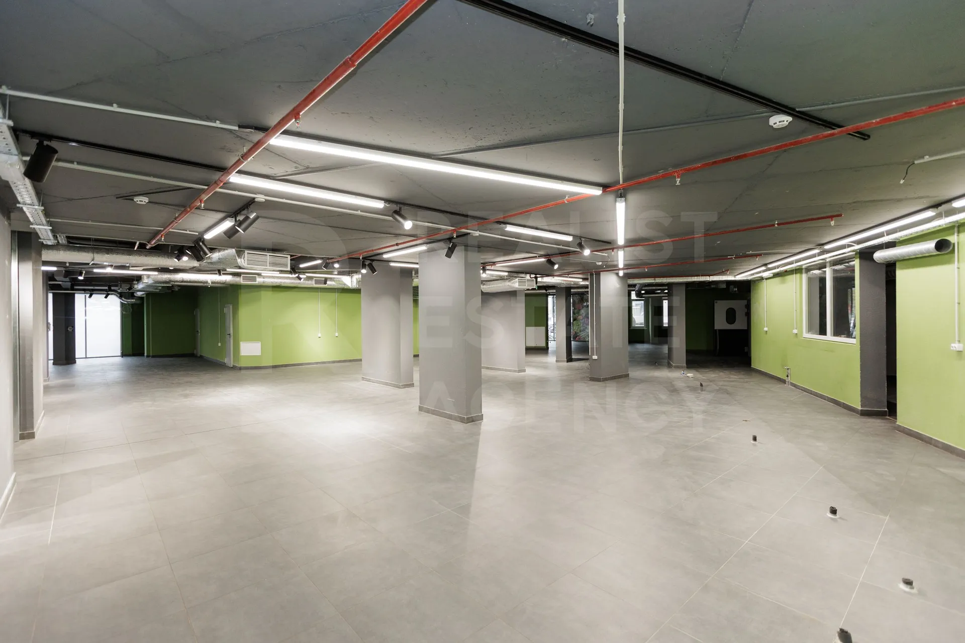 Spațiu comercial, 946 m² — Imagine 1