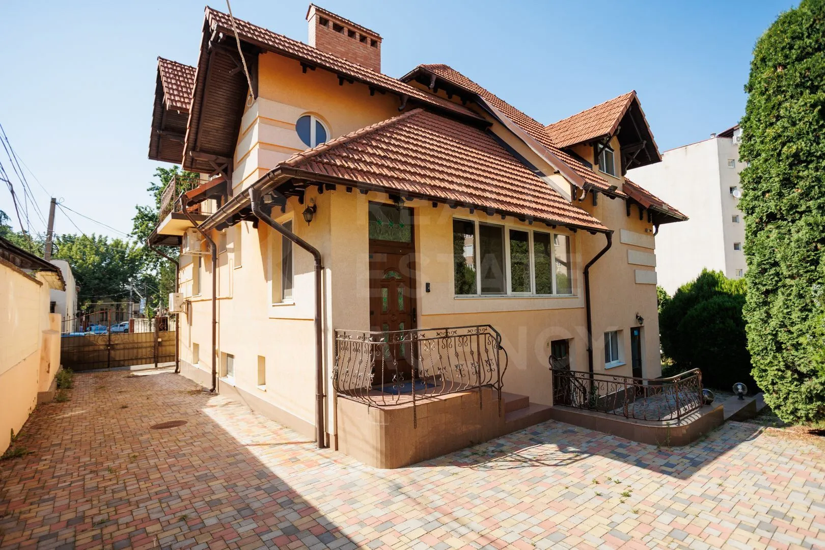 2-этажный дом, 10 комнат, 350 м² — Изображение 1