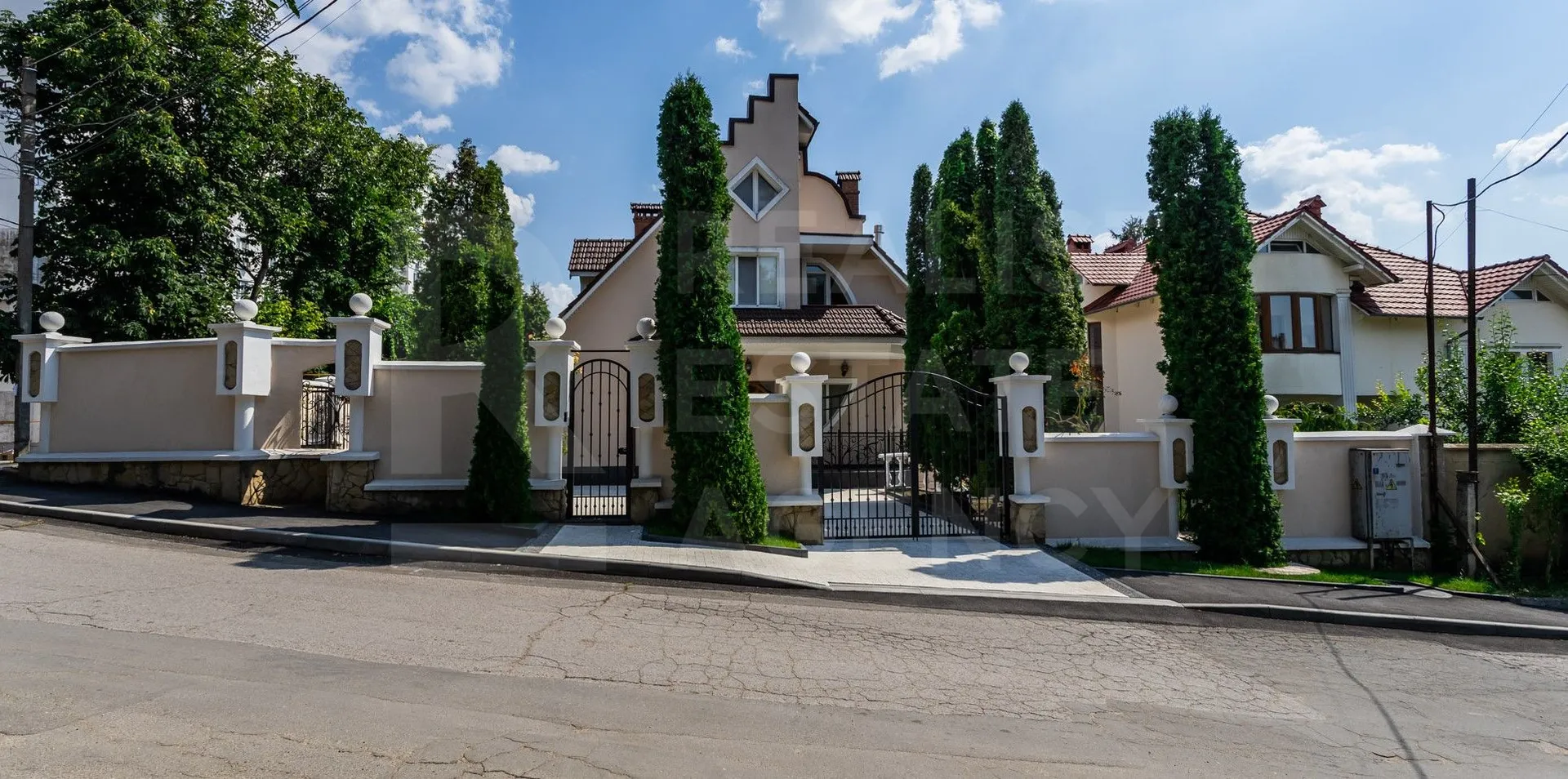 3-этажный дом, 4 комнаты, 250 м² — Изображение 1