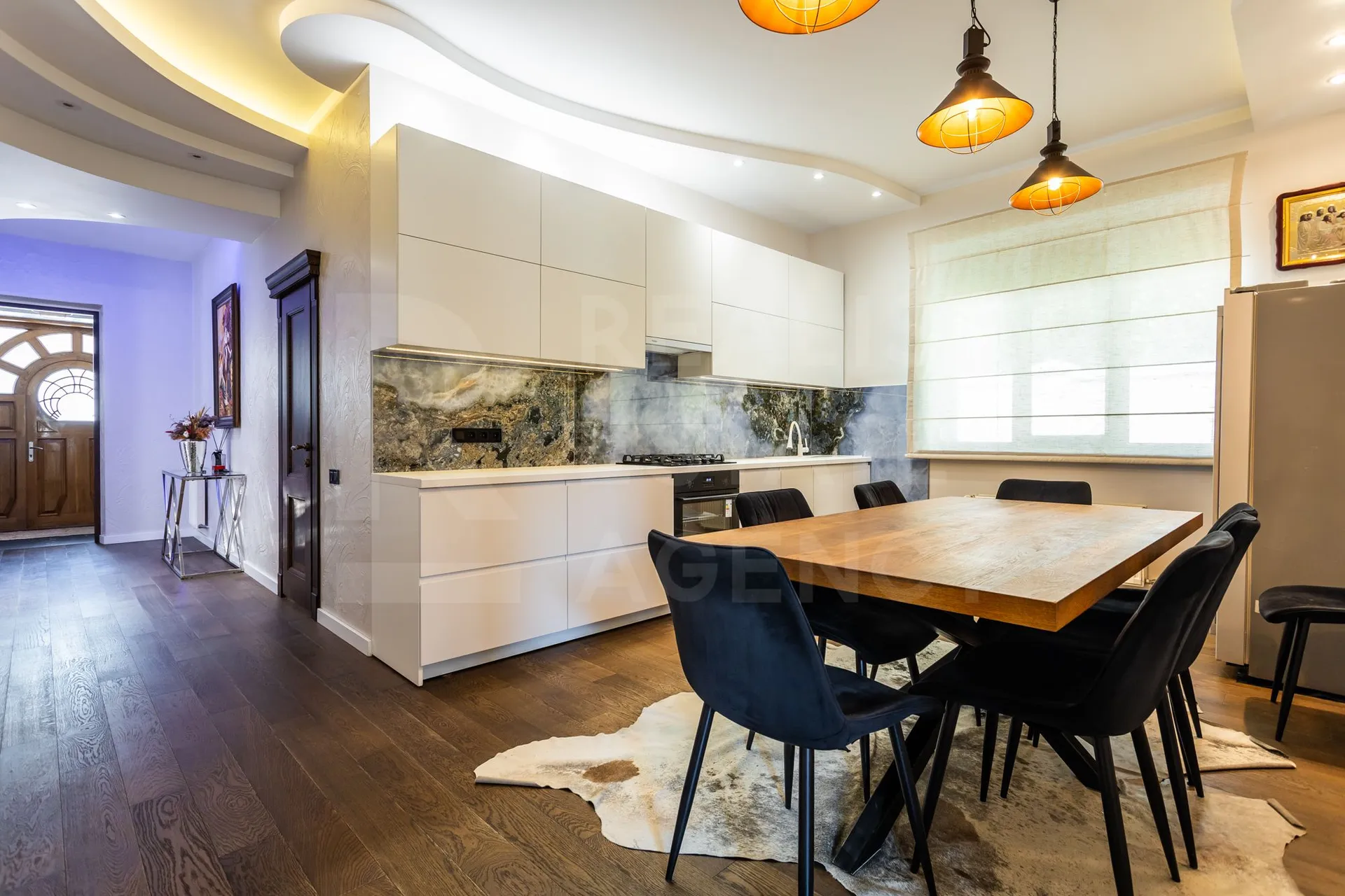 3-этажный дом, 4 комнаты, 250 м² — Изображение 2