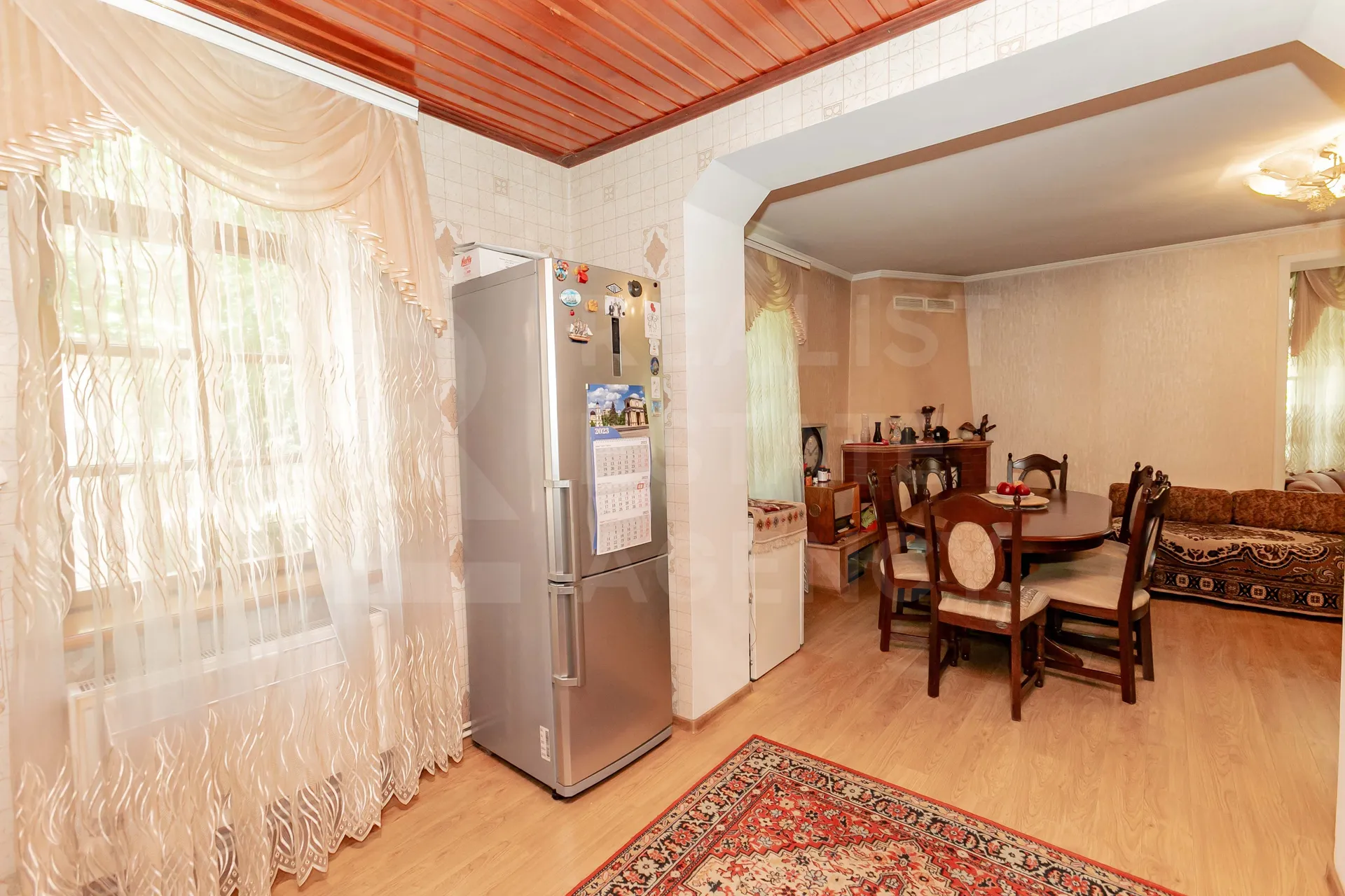 2-этажный дом, 4 комнаты, 315 м² — Изображение 2