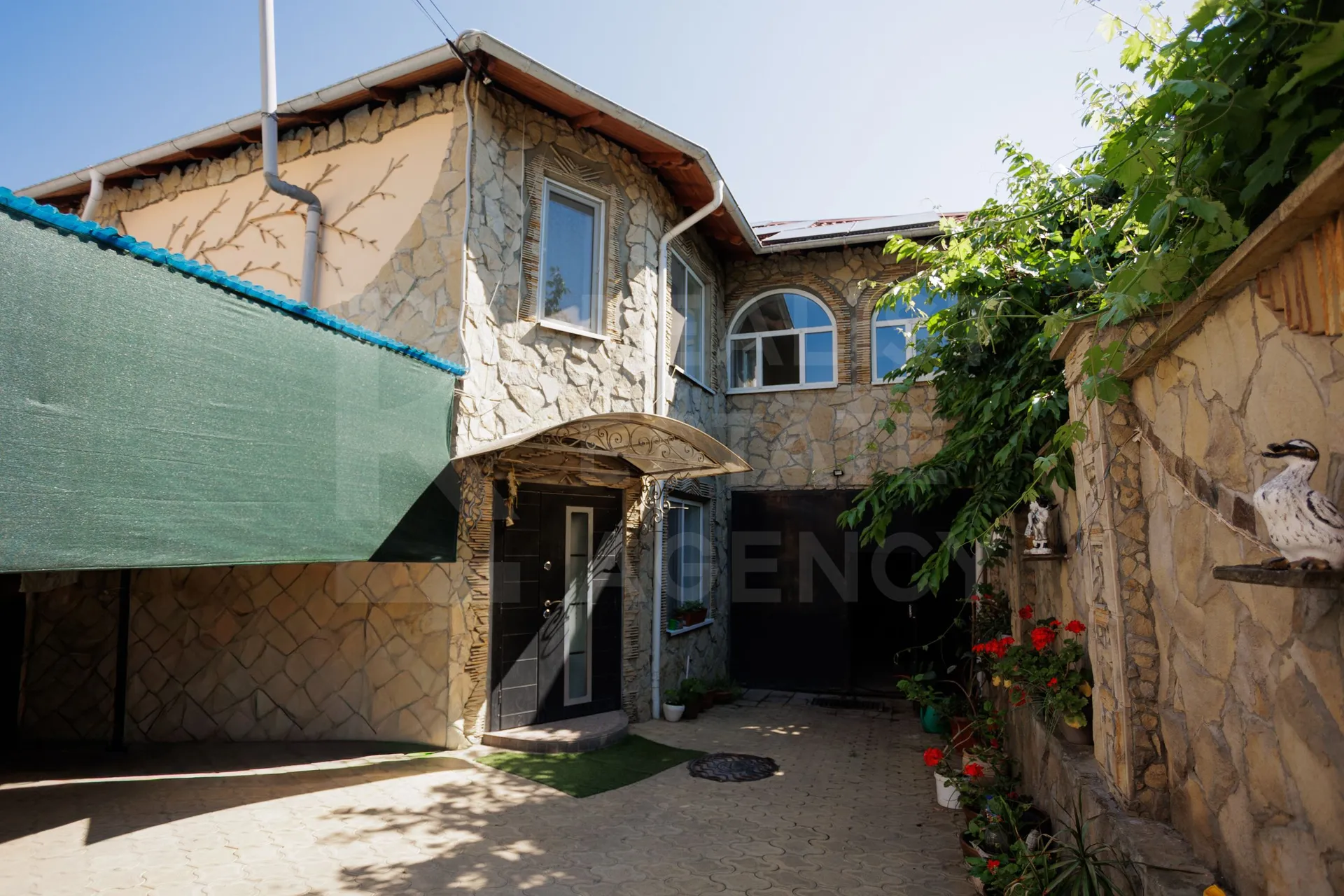 2-этажный дом, 5 комнат, 220 м² — Изображение 1