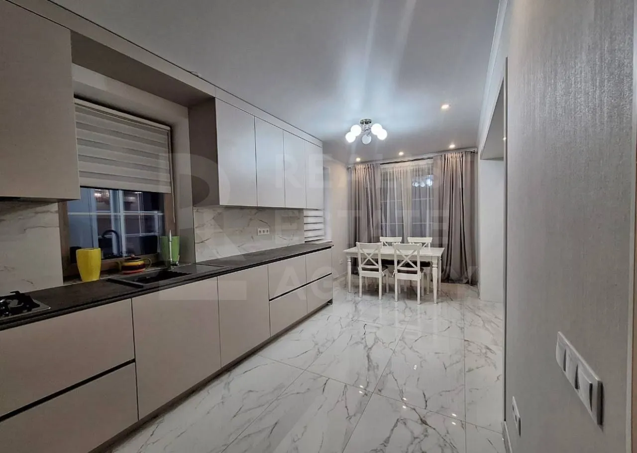 3-этажный дом, 4 комнаты, 350 м² — Изображение 2