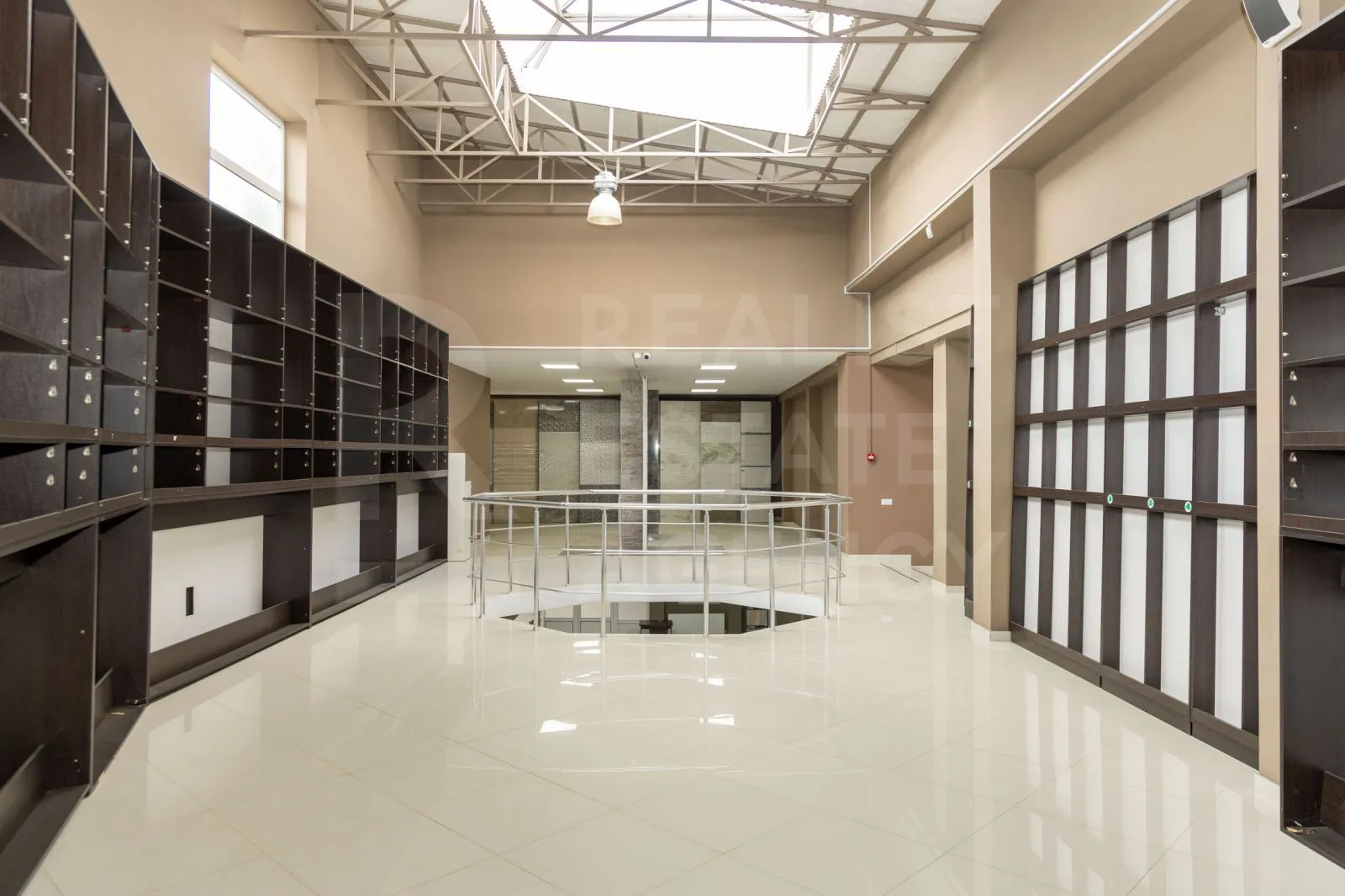 Spațiu comercial, 1 000 m² — Imagine 1