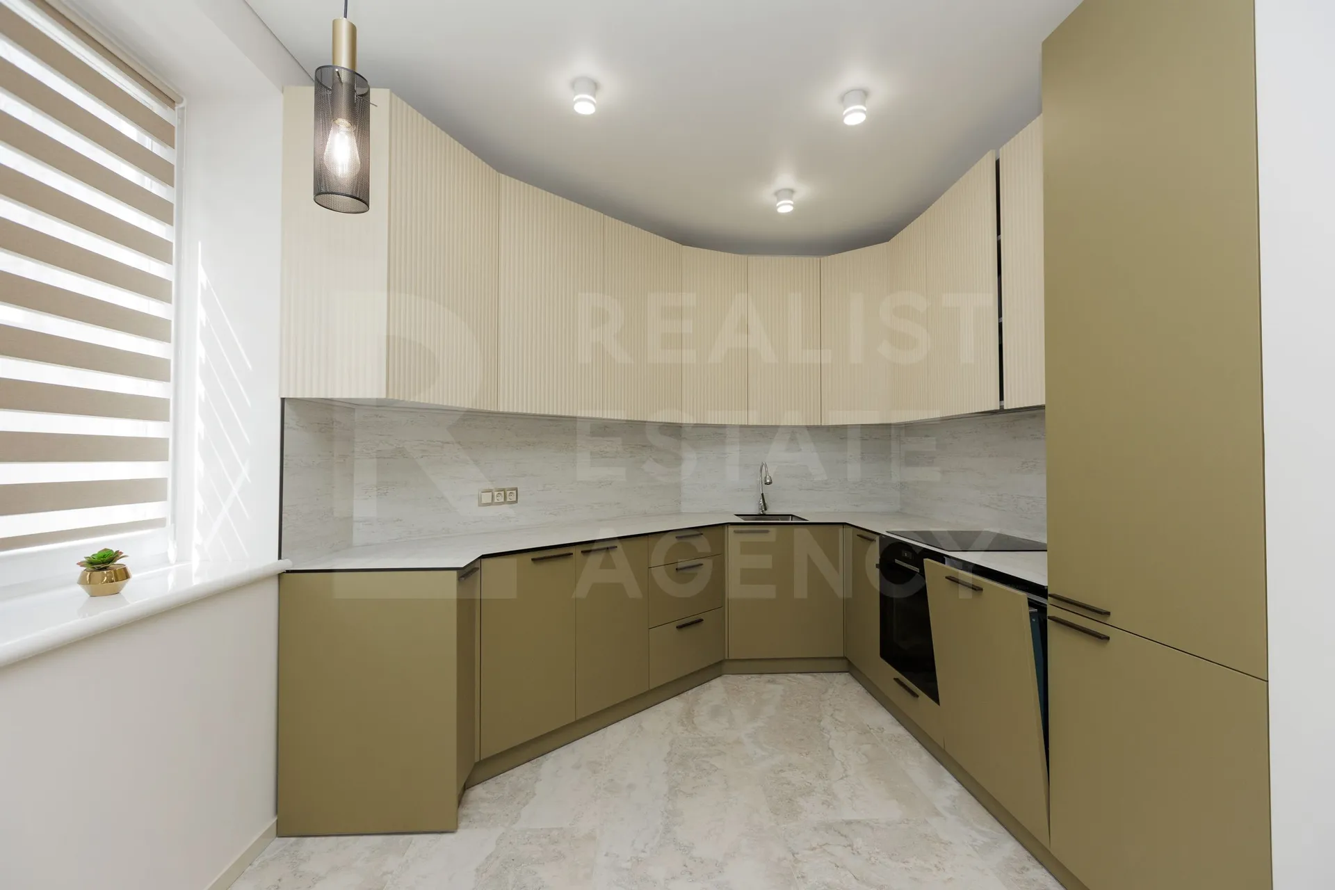 2-этажный дом, 4 комнаты, 215 м² — Изображение 2