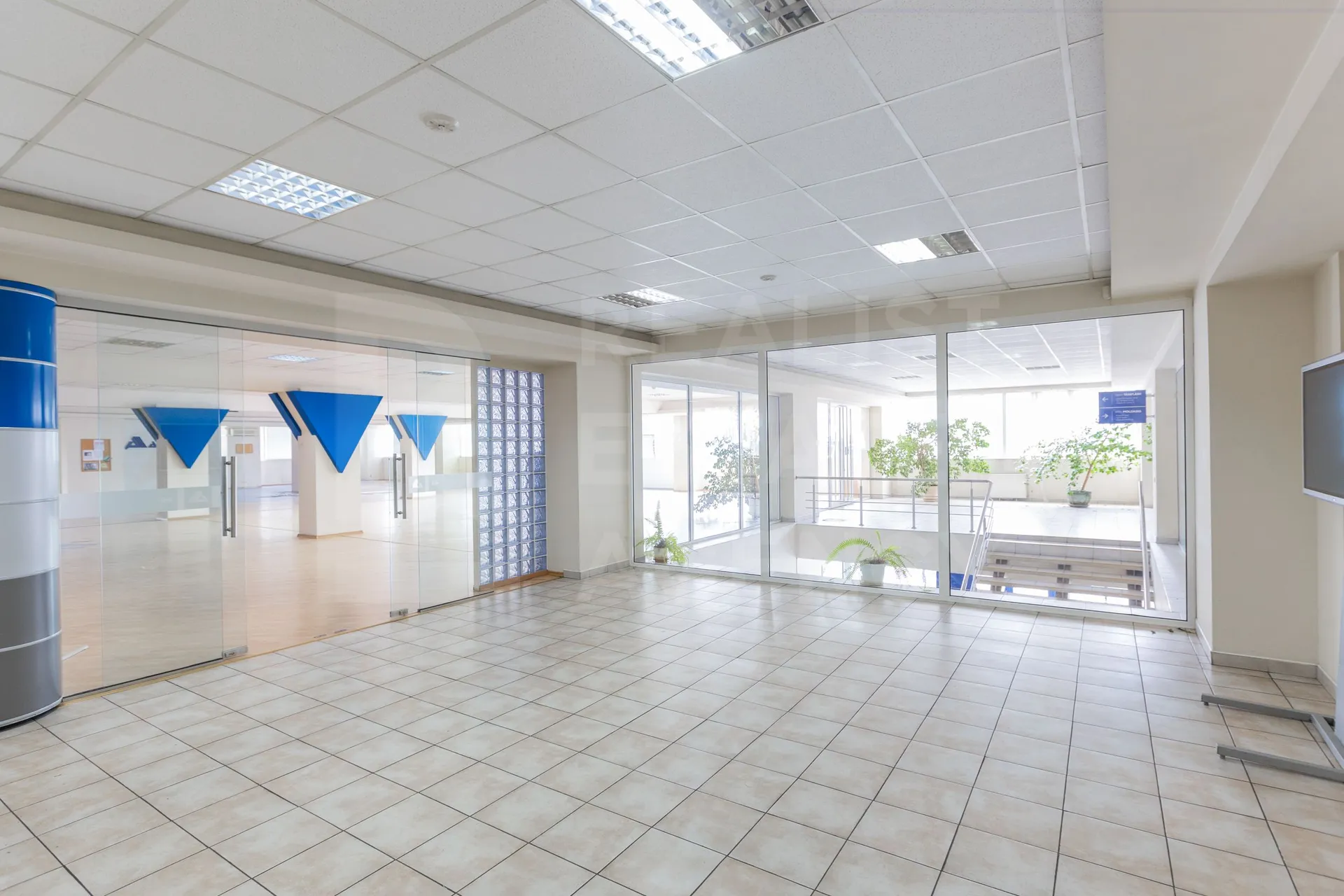 1-bedroom office, 645 m² — Image 1