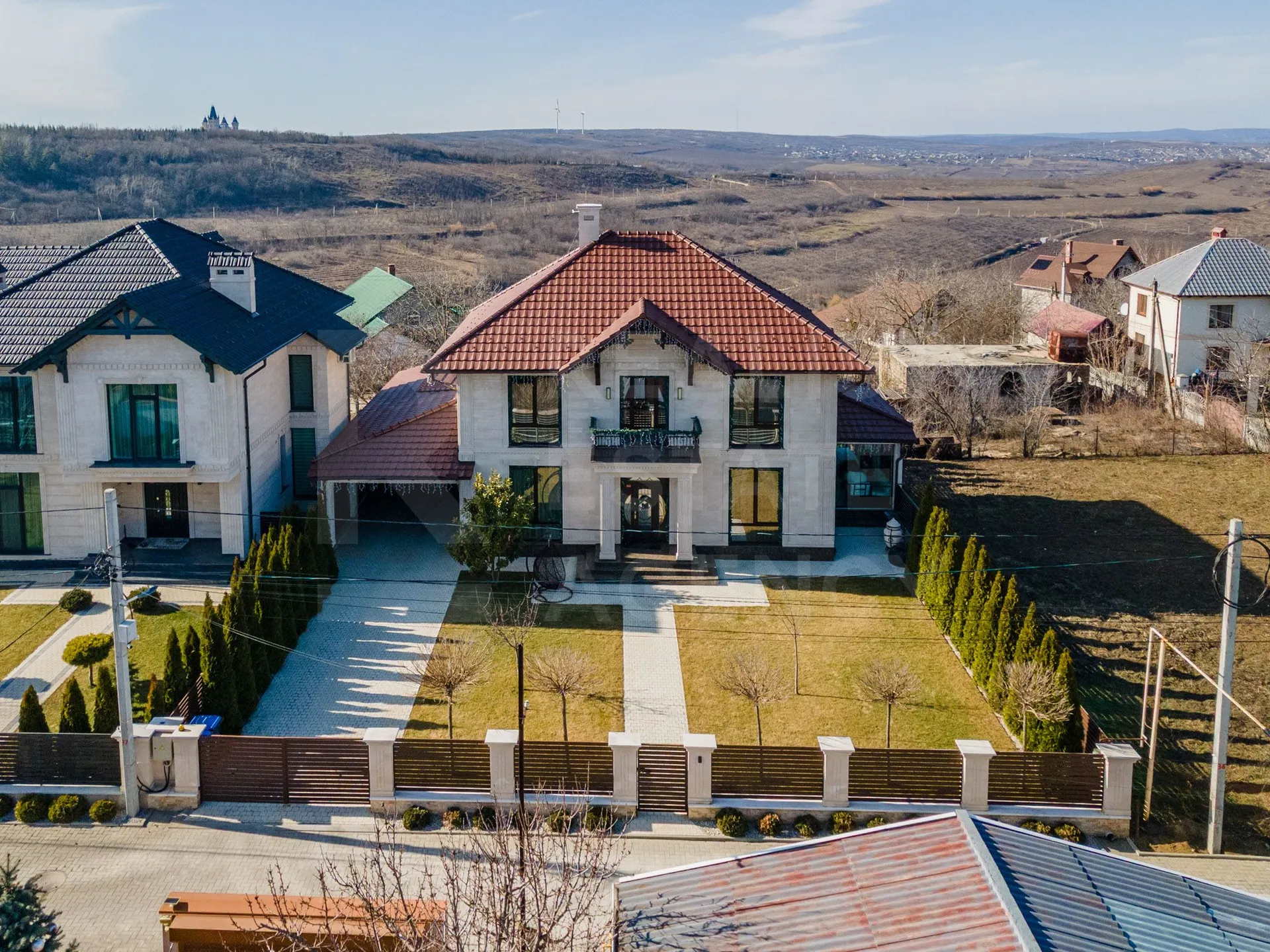 2-этажный дом, 3 комнаты, 250 м² — Изображение 1