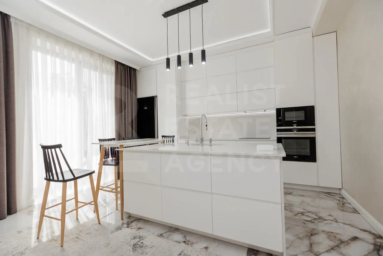 2-этажный дом, 3 комнаты, 250 м² — Изображение 2