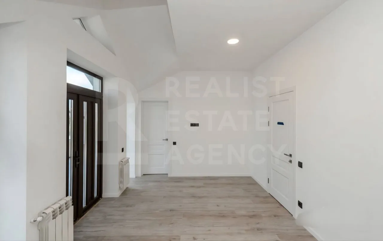 2-этажный дом, 4 комнаты, 240 м² — Изображение 4