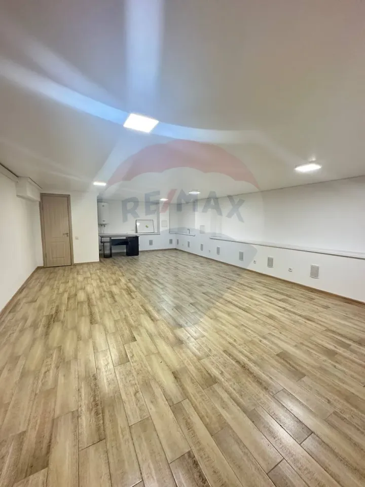 Trade space, 48.4 m² — Image 1