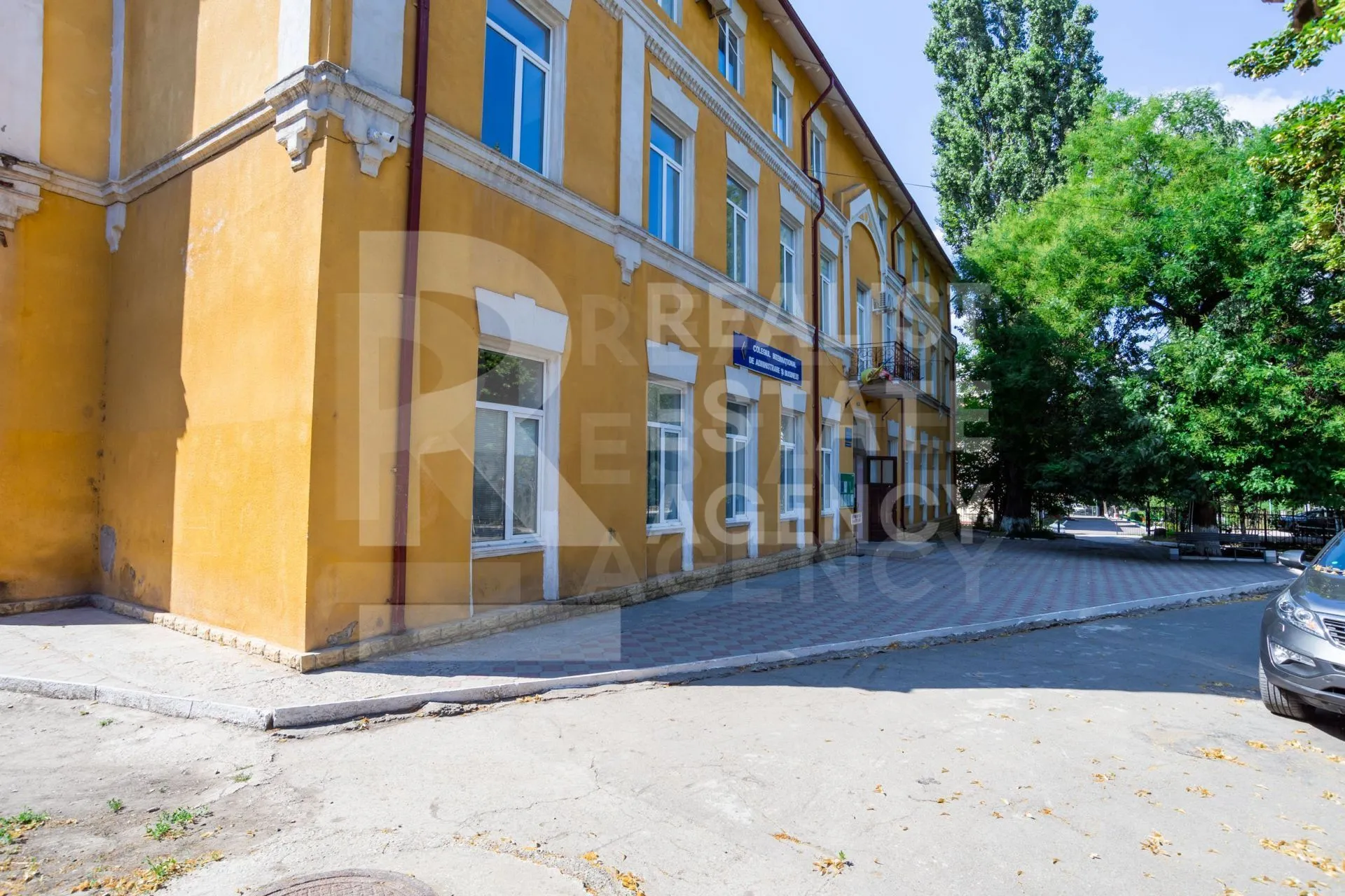 34-bedroom office, 1 305 m² — Image 1