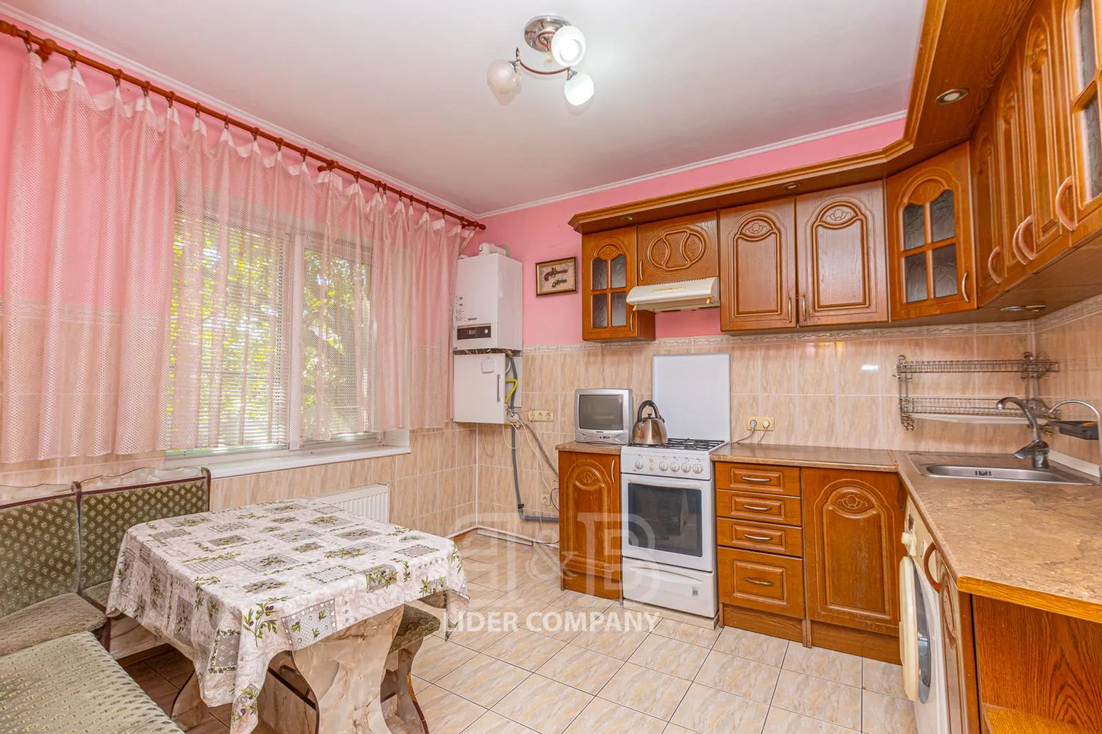 2-etaje casă, 4 camere, 180 m² — Imagine 2