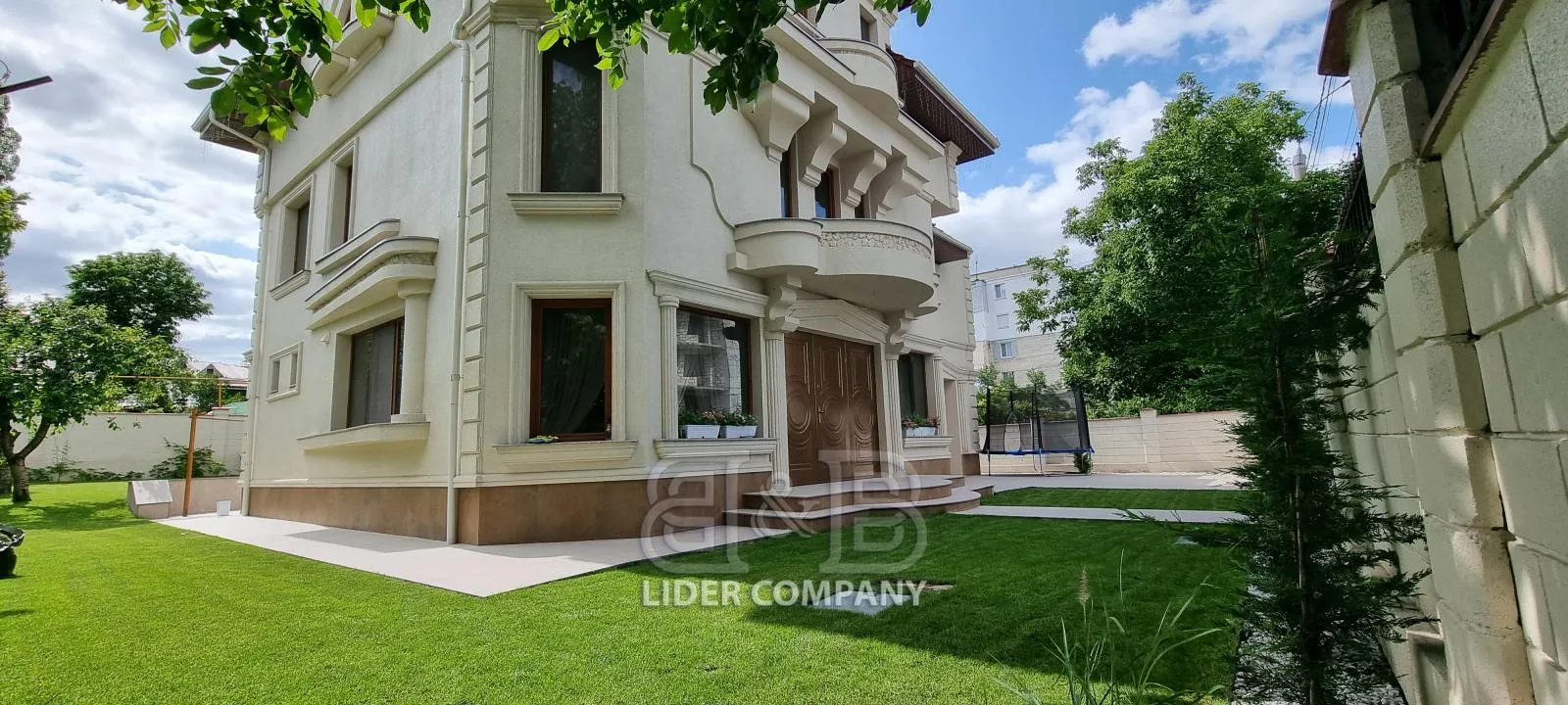 3-этажный дом, 4 комнаты, 300 м² — Изображение 1