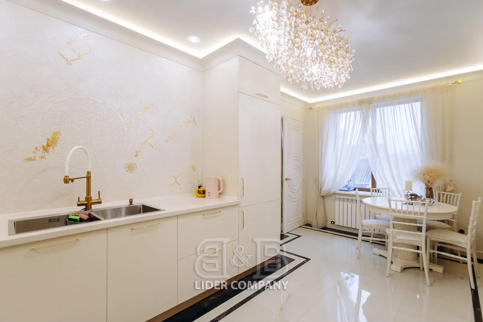3-этажный дом, 4 комнаты, 300 м² — Изображение 2