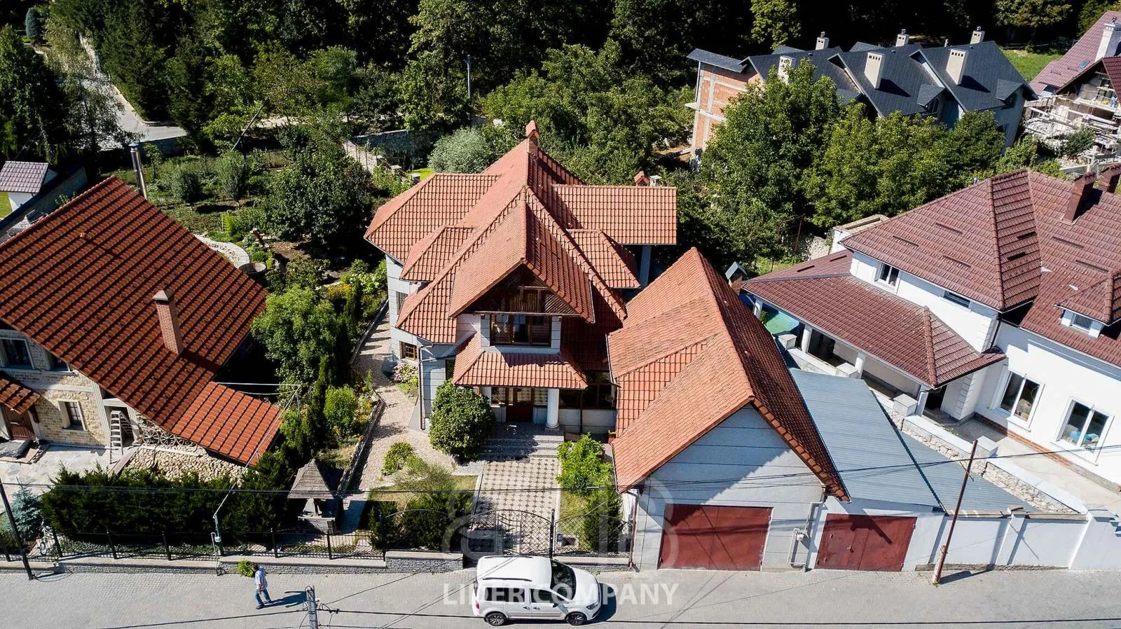 3-этажный дом, 4 комнаты, 350 м² — Изображение 1