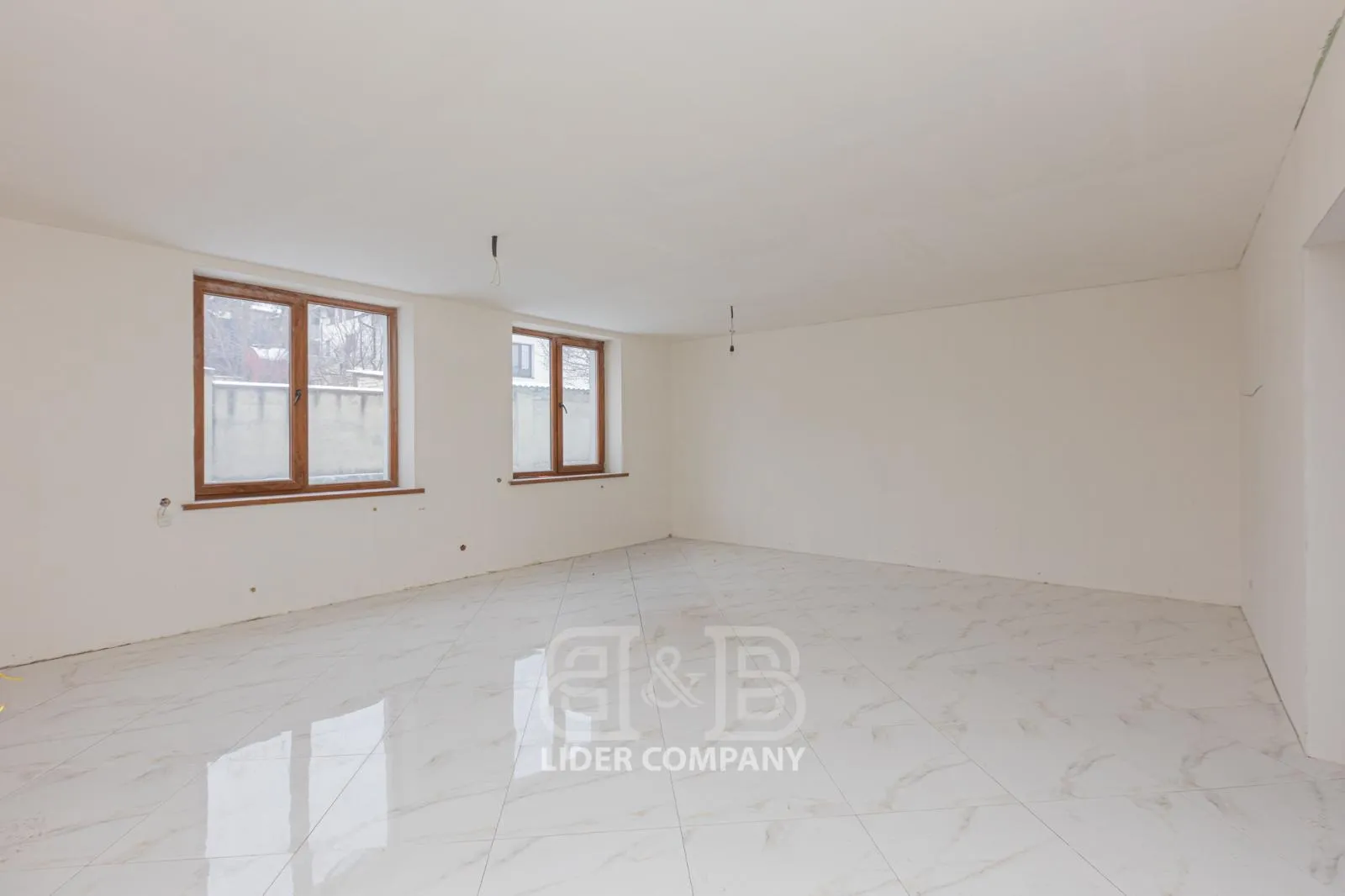 2-etaje casă, 4 camere, 240 m² — Imagine 4