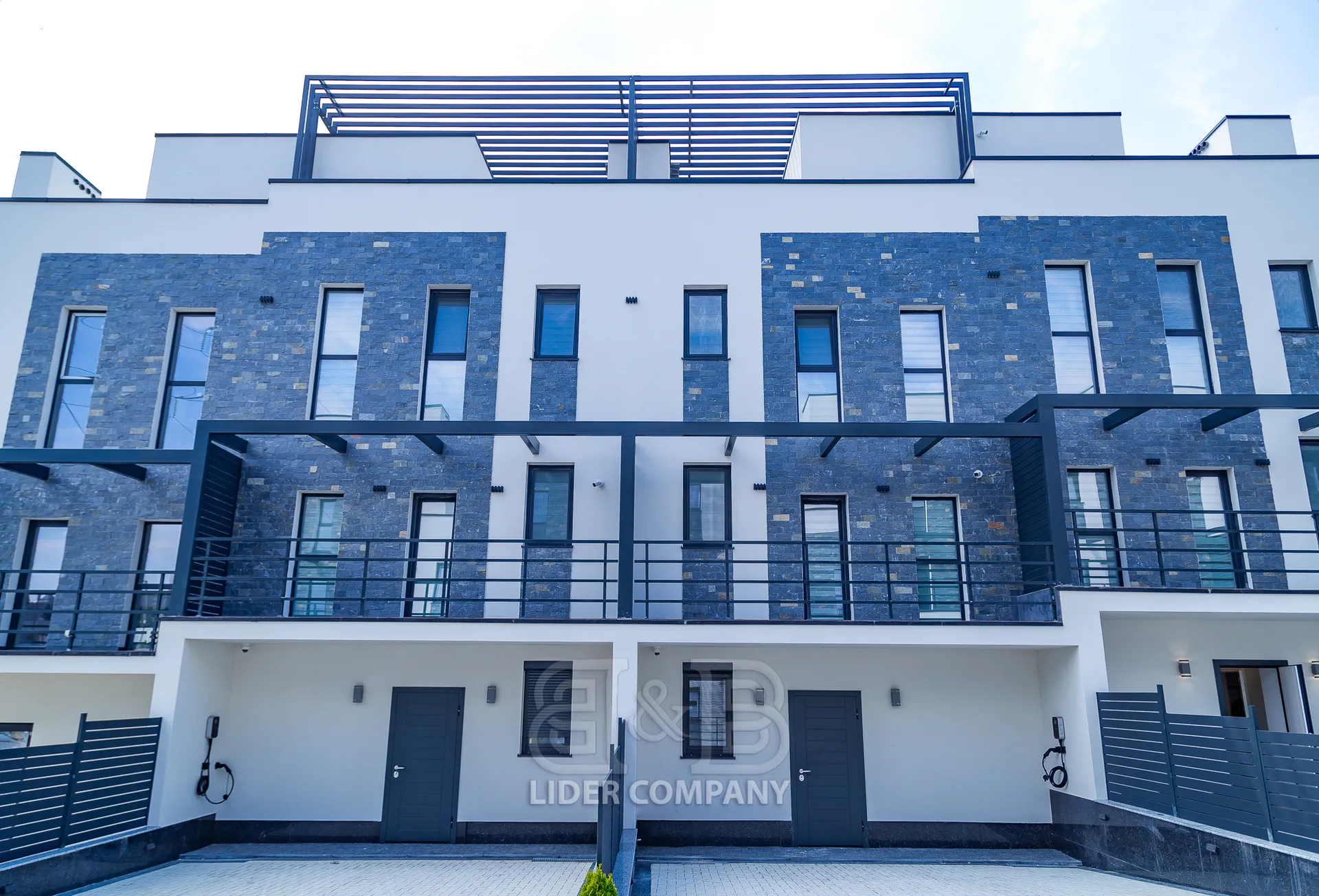 3-этажный дом, 3 комнаты, 210 м² — Изображение 1