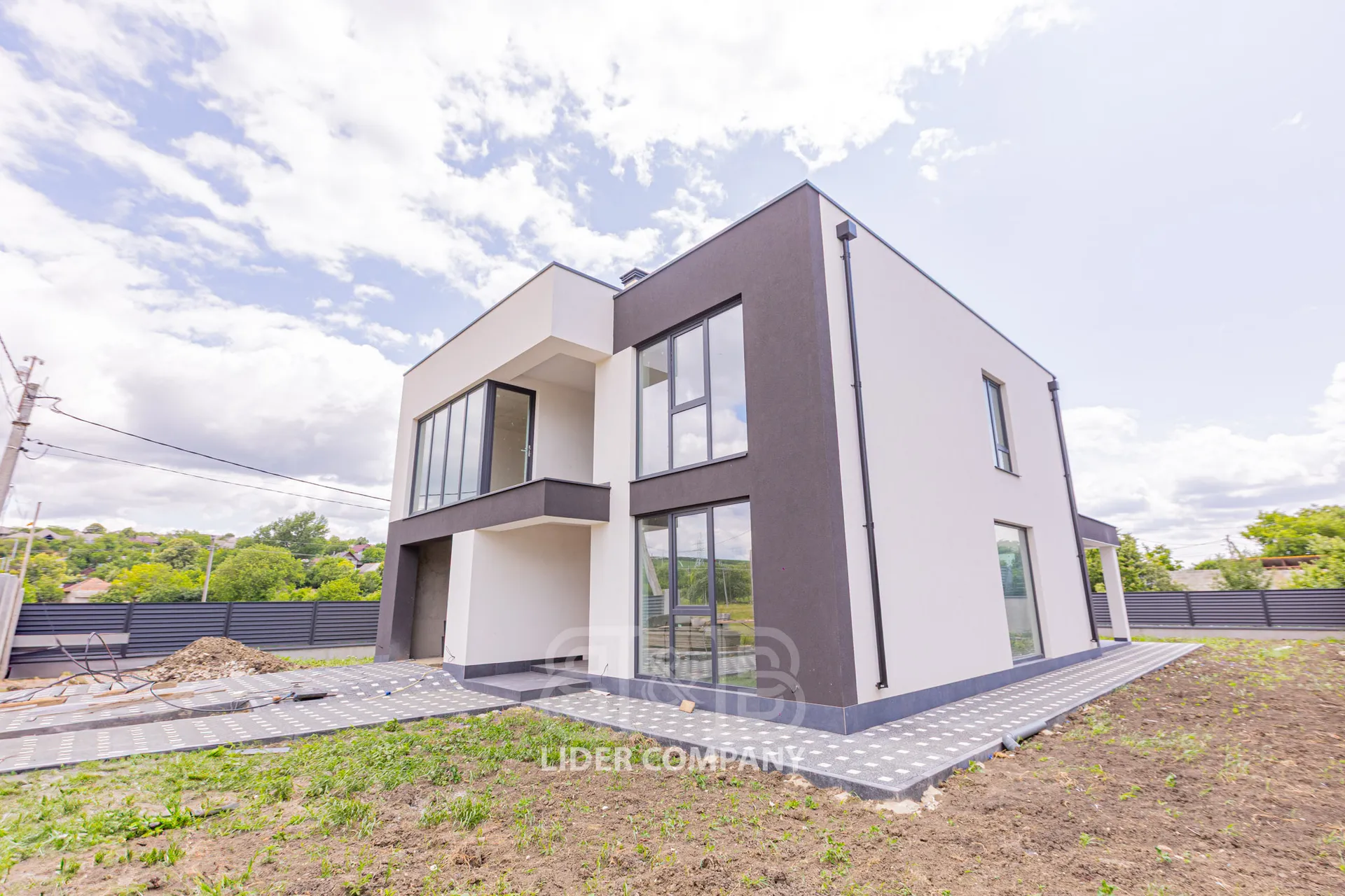 2-этажный дом, 4 комнаты, 242 м² — Изображение 1