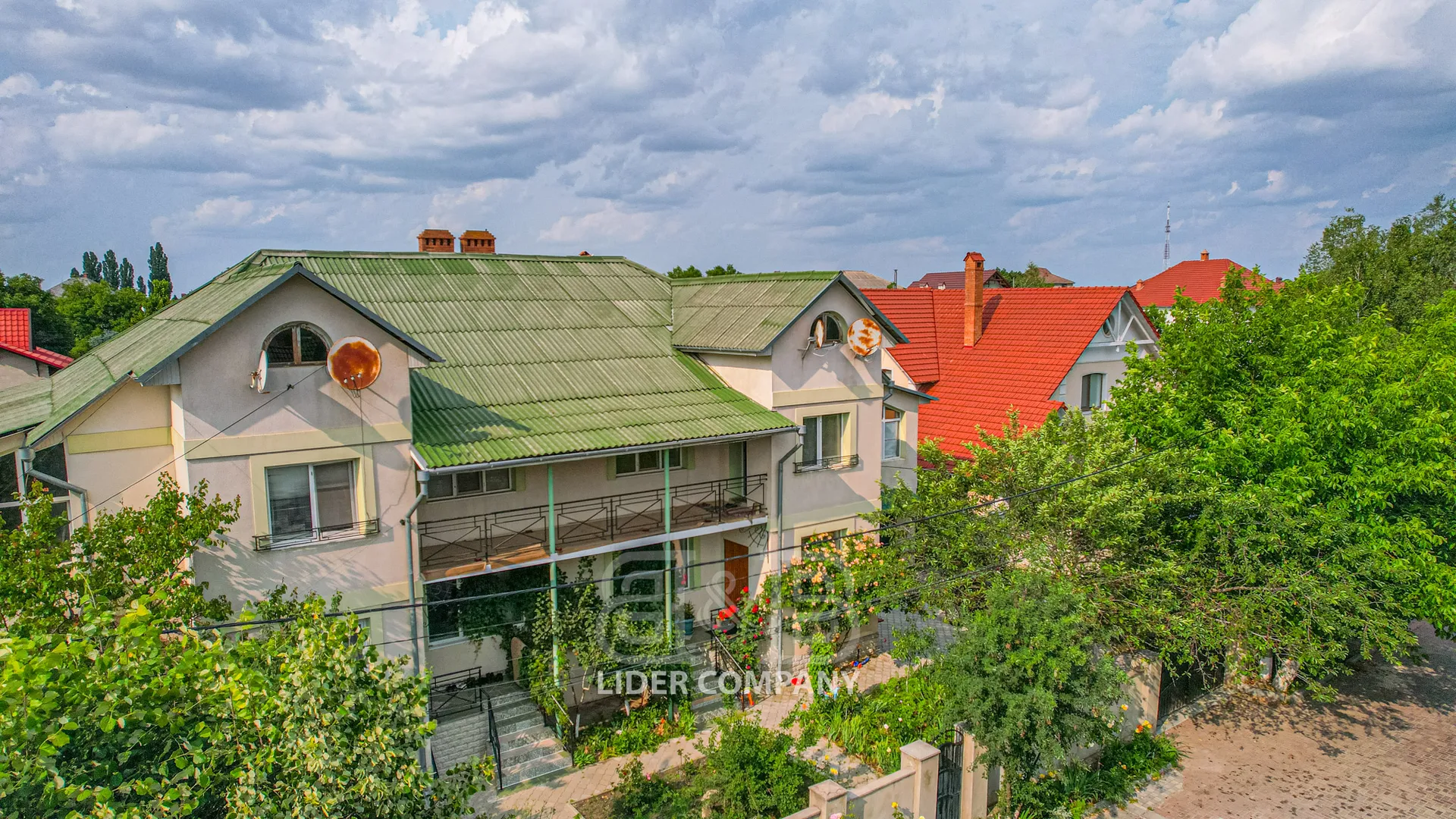 3-etaje casă, 10 camere, 760 m² — Imagine 1