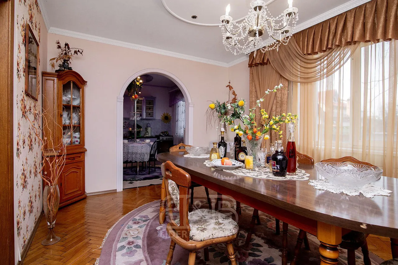 3-etaje casă, 10 camere, 760 m² — Imagine 3