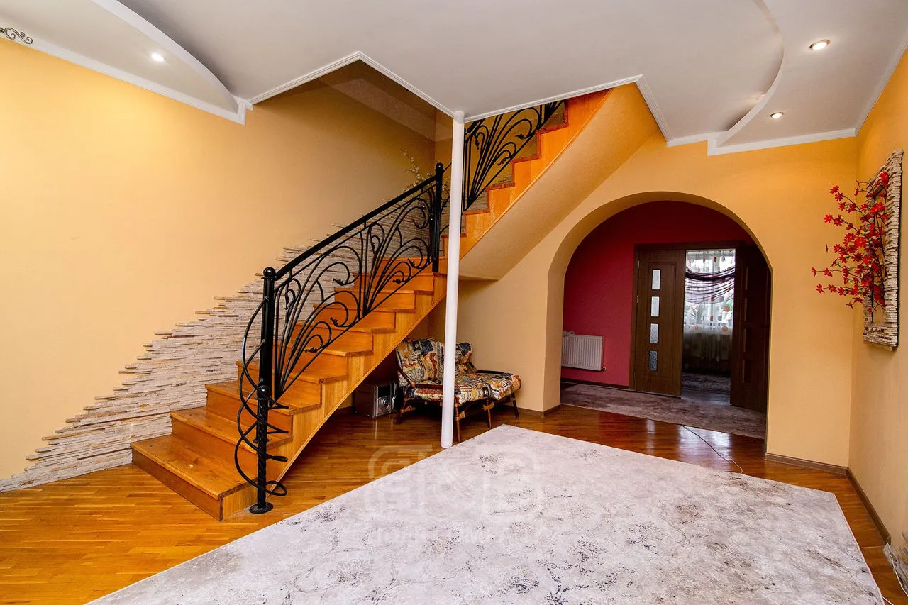 3-этажный дом, 4 комнаты, 380 м² — Изображение 4