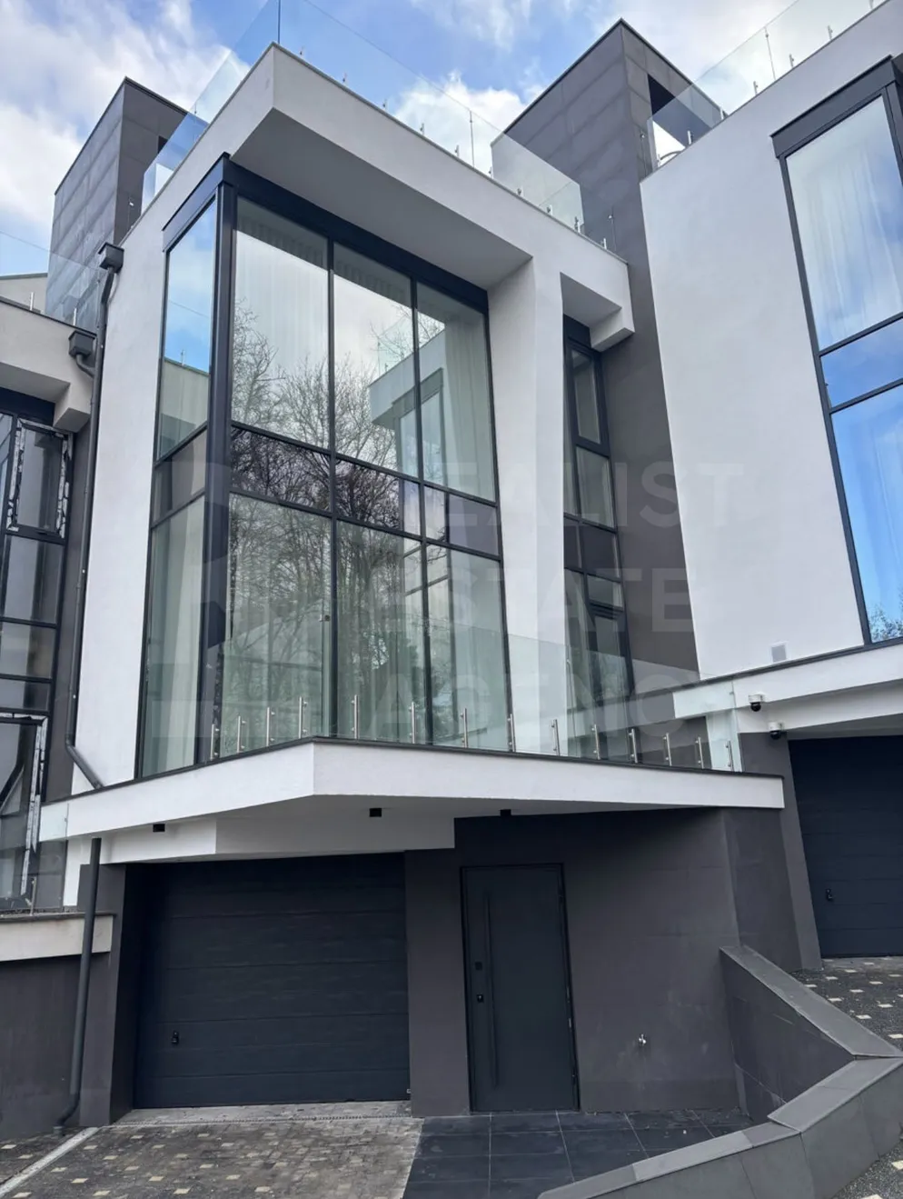 5-этажный дом, 4 комнаты, 380 м² — Изображение 1
