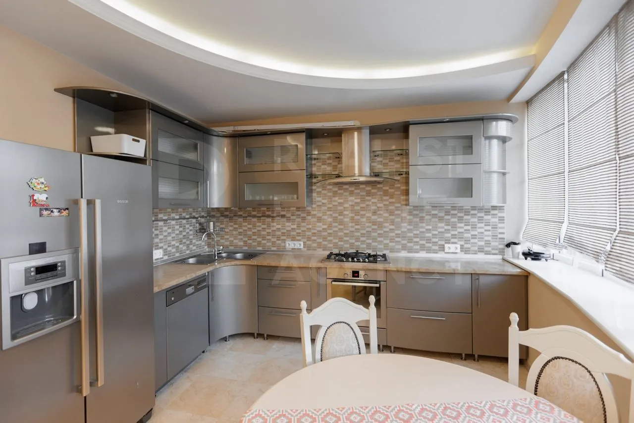 2-этажный дом, 4 комнаты, 280 м² — Изображение 2