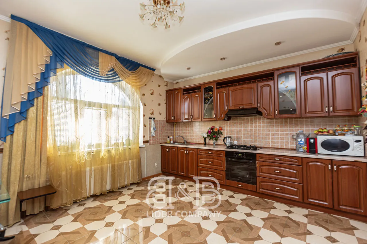 2-этажный дом, 4 комнаты, 190 м² — Изображение 2