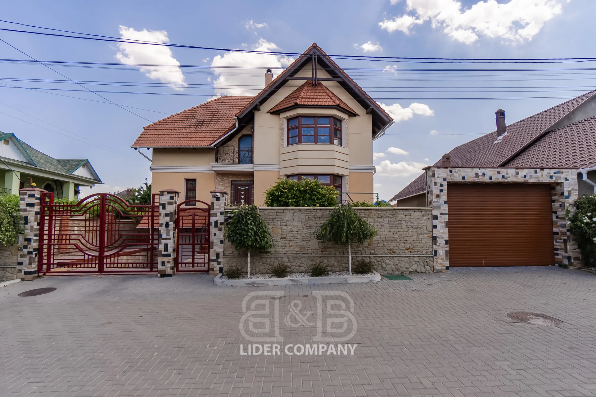 4-этажный дом, 3 комнаты, 480 м² — Изображение 1