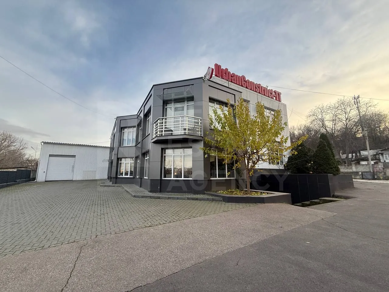 Trade space, 875 m² — Image 1