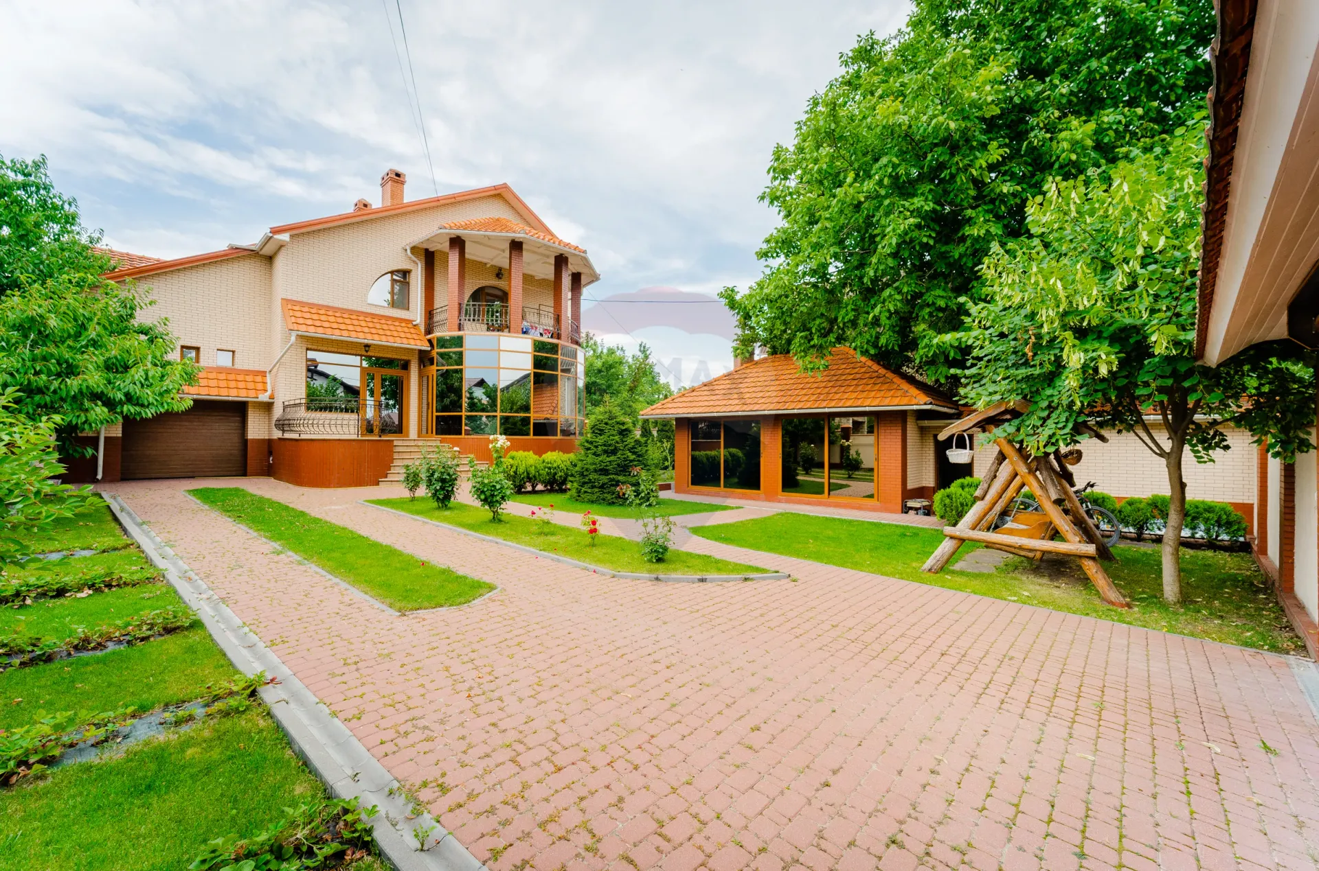 3-floor house, 270 m² — Image 1